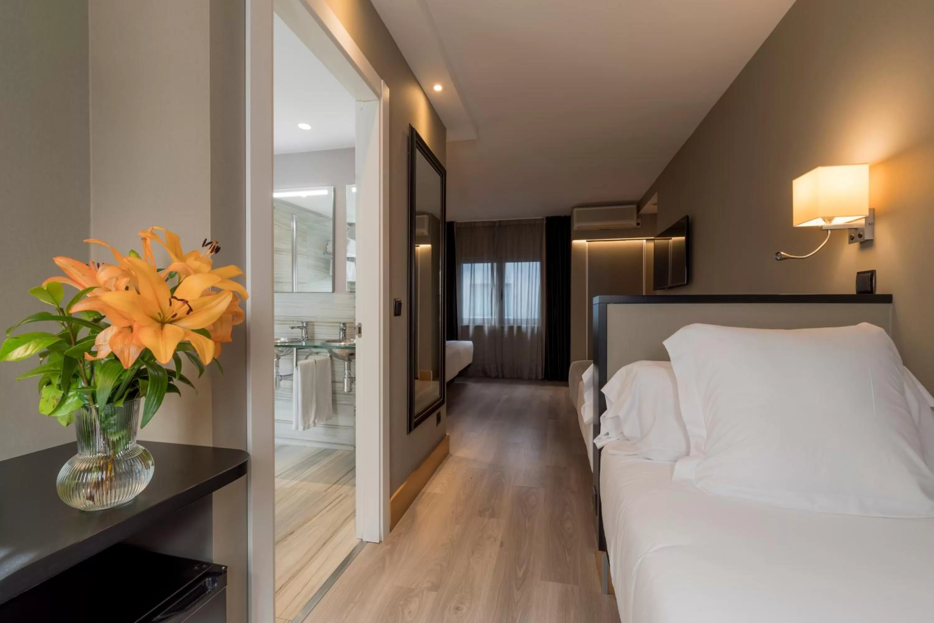 Property building, Bed in Hotel Plaza