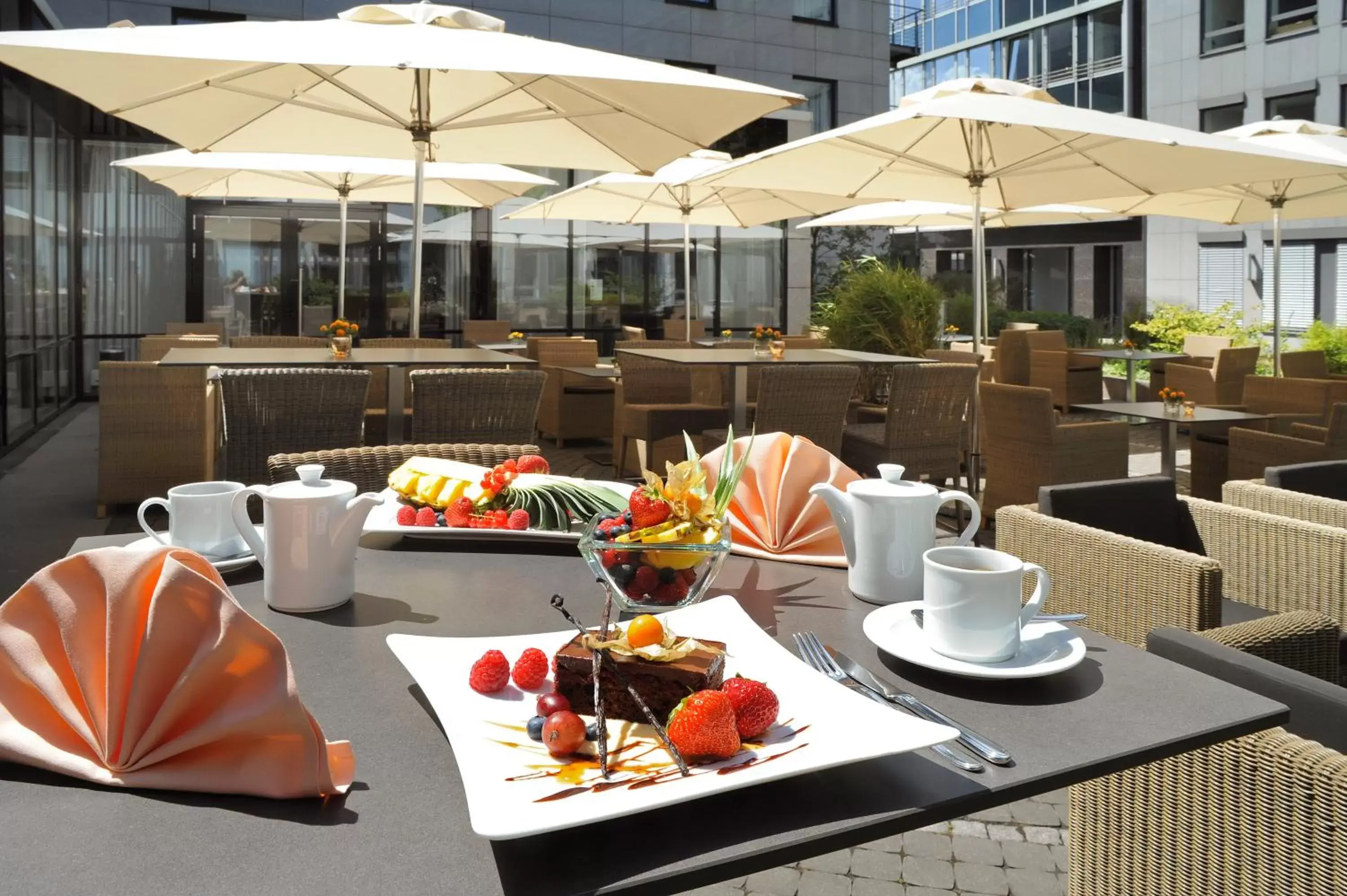 Lounge or bar, Restaurant/Places to Eat in Mercure Hotel Düsseldorf City Nord