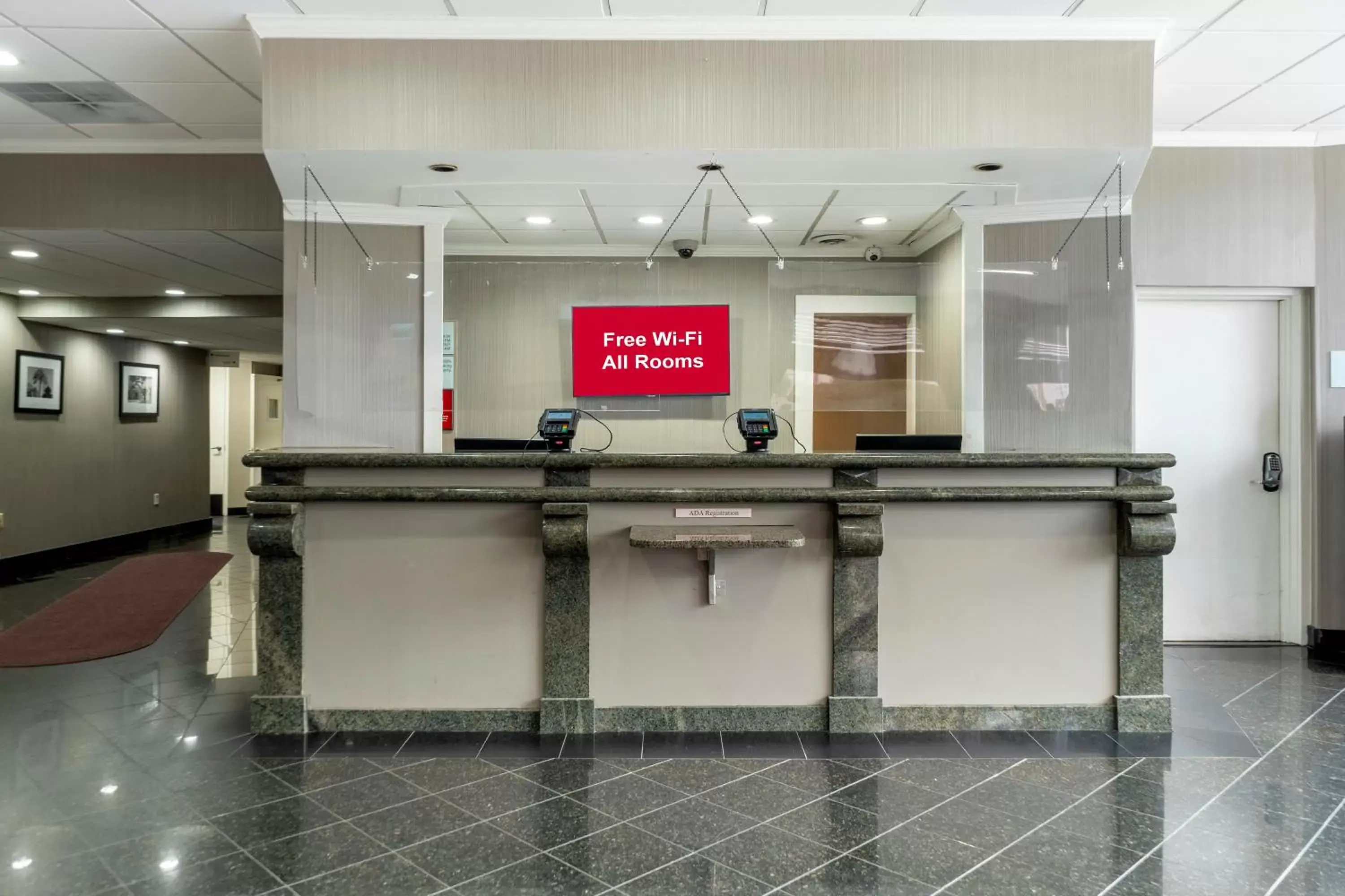 Lobby or reception in Red Roof PLUS Newark Liberty Airport - Carteret Lobby or reception in Red Roof PLUS Newark Liberty Airport - Carteret