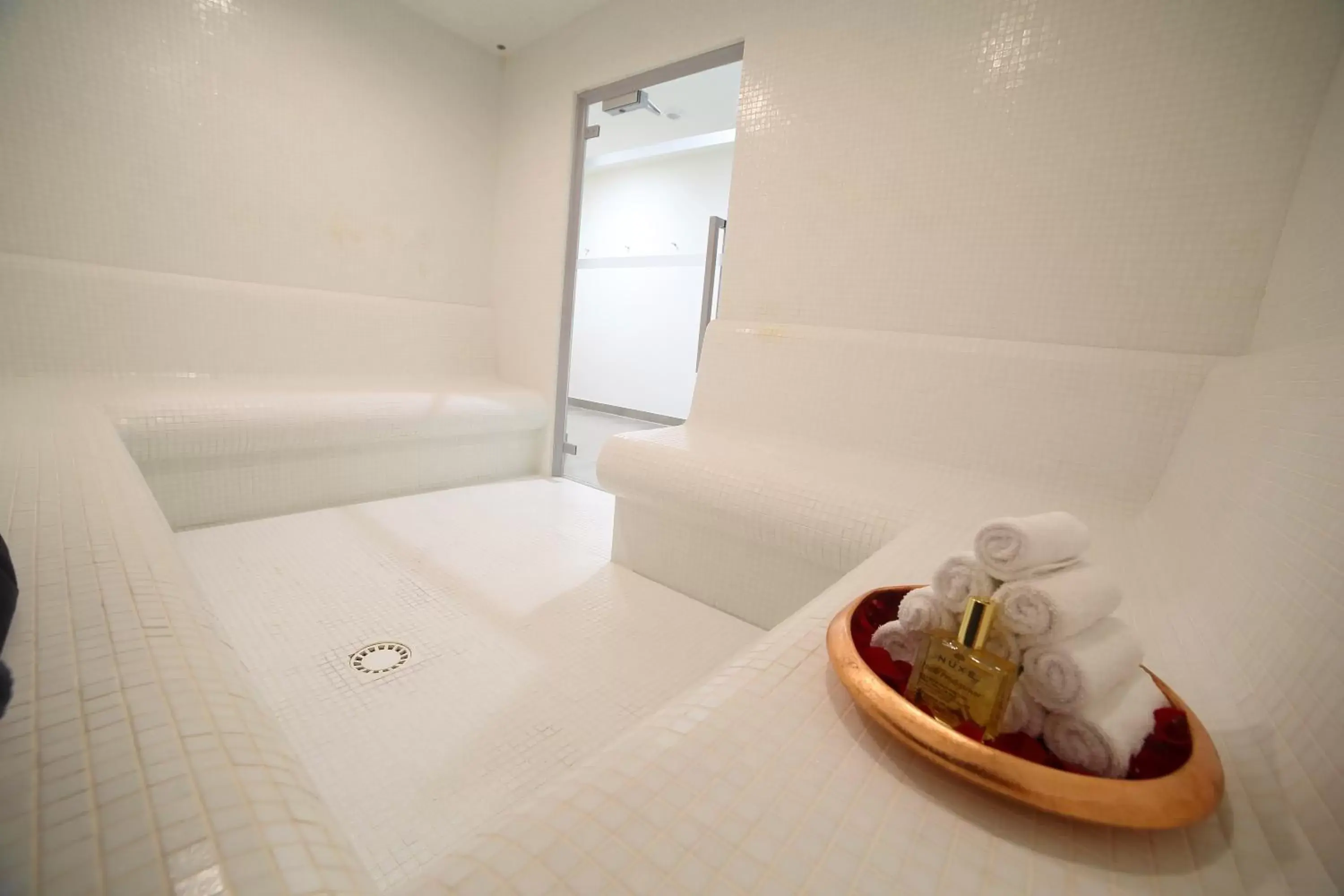 Activities, Bathroom in Hotel Plaza - site du Futuroscope