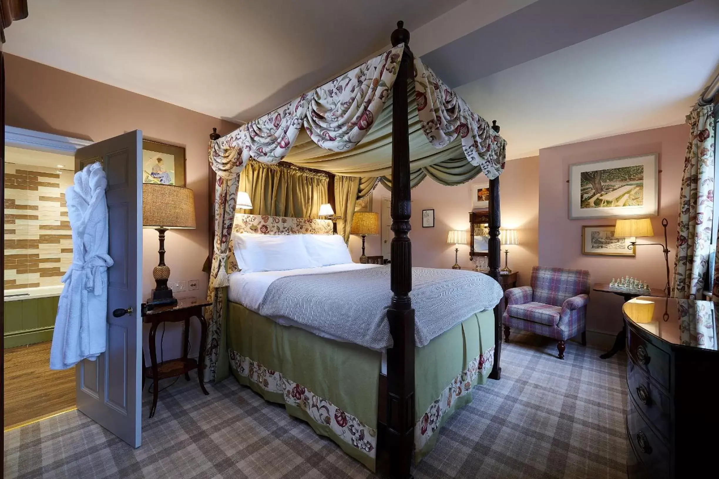 Bedroom, Bed in Devonshire Arms at Pilsley - Chatsworth