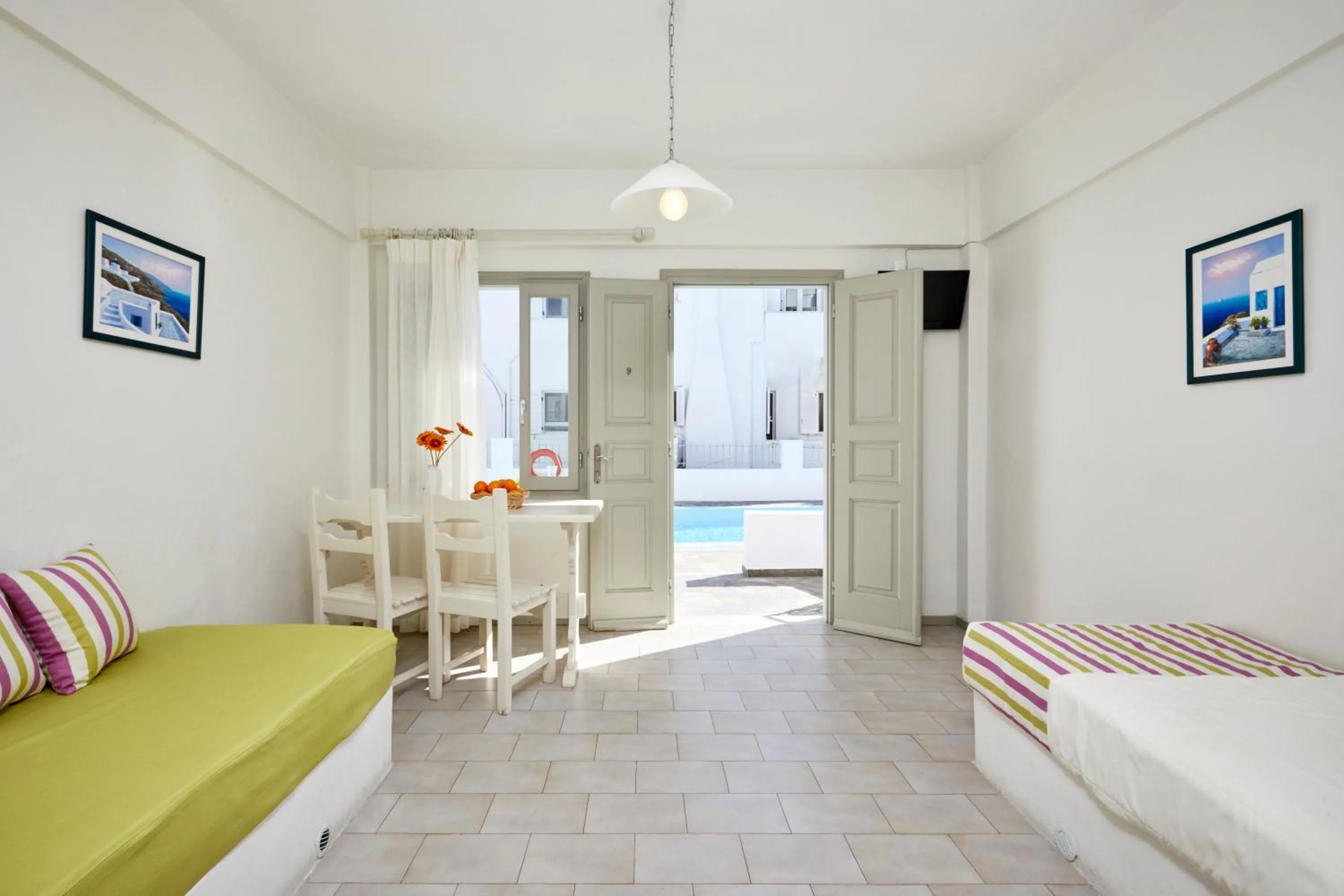 Time of day, Bed in Nissos Thira