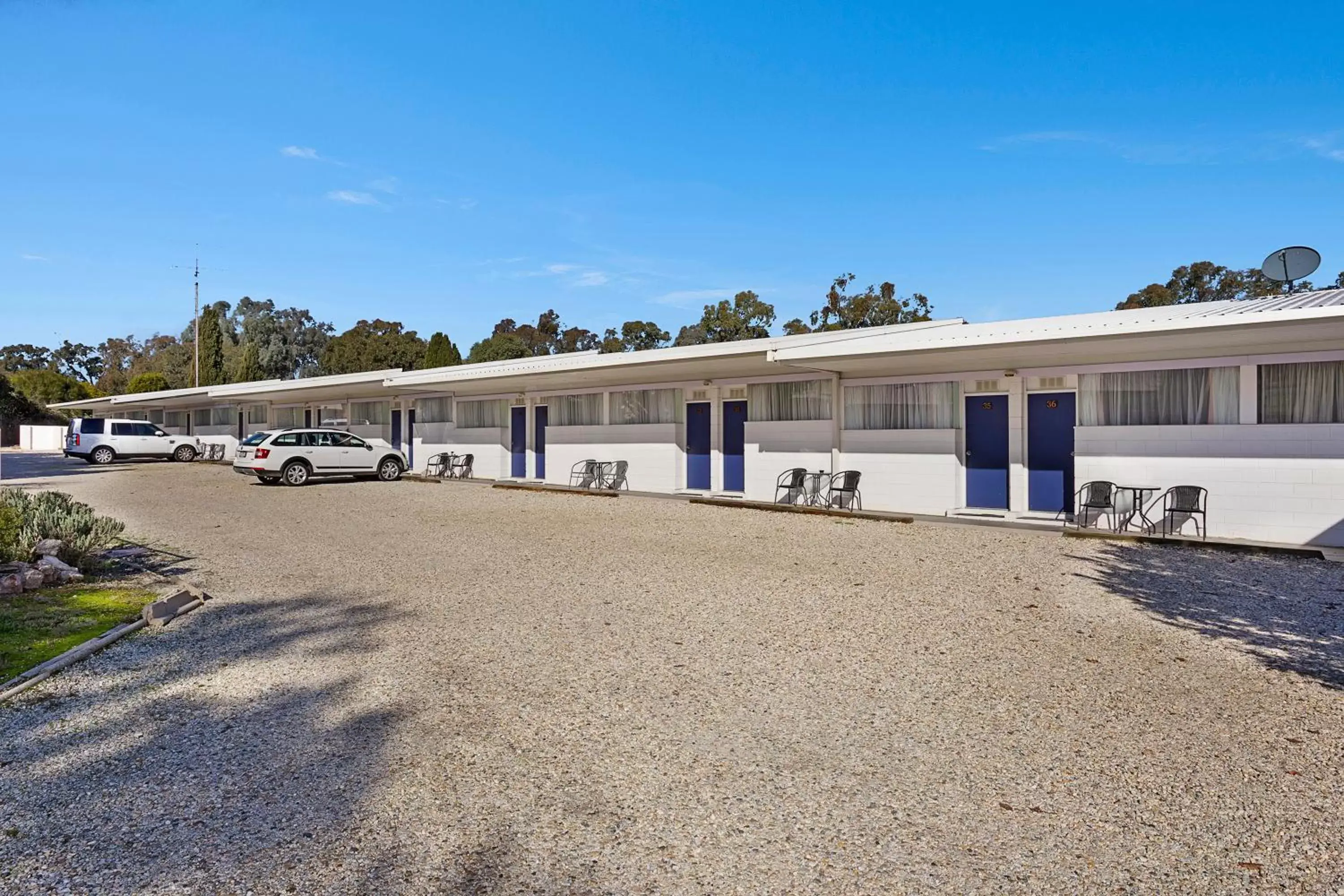 Seating area, Property Building in Byer Fountain Motor Inn