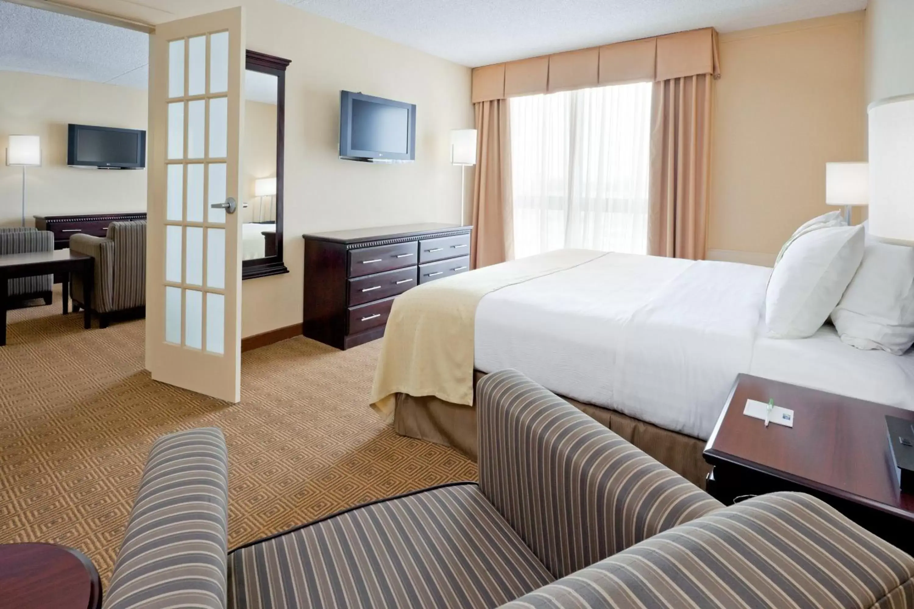 Photo of the whole room, Bed in Holiday Inn South Plainfield-Piscataway, an IHG Hotel