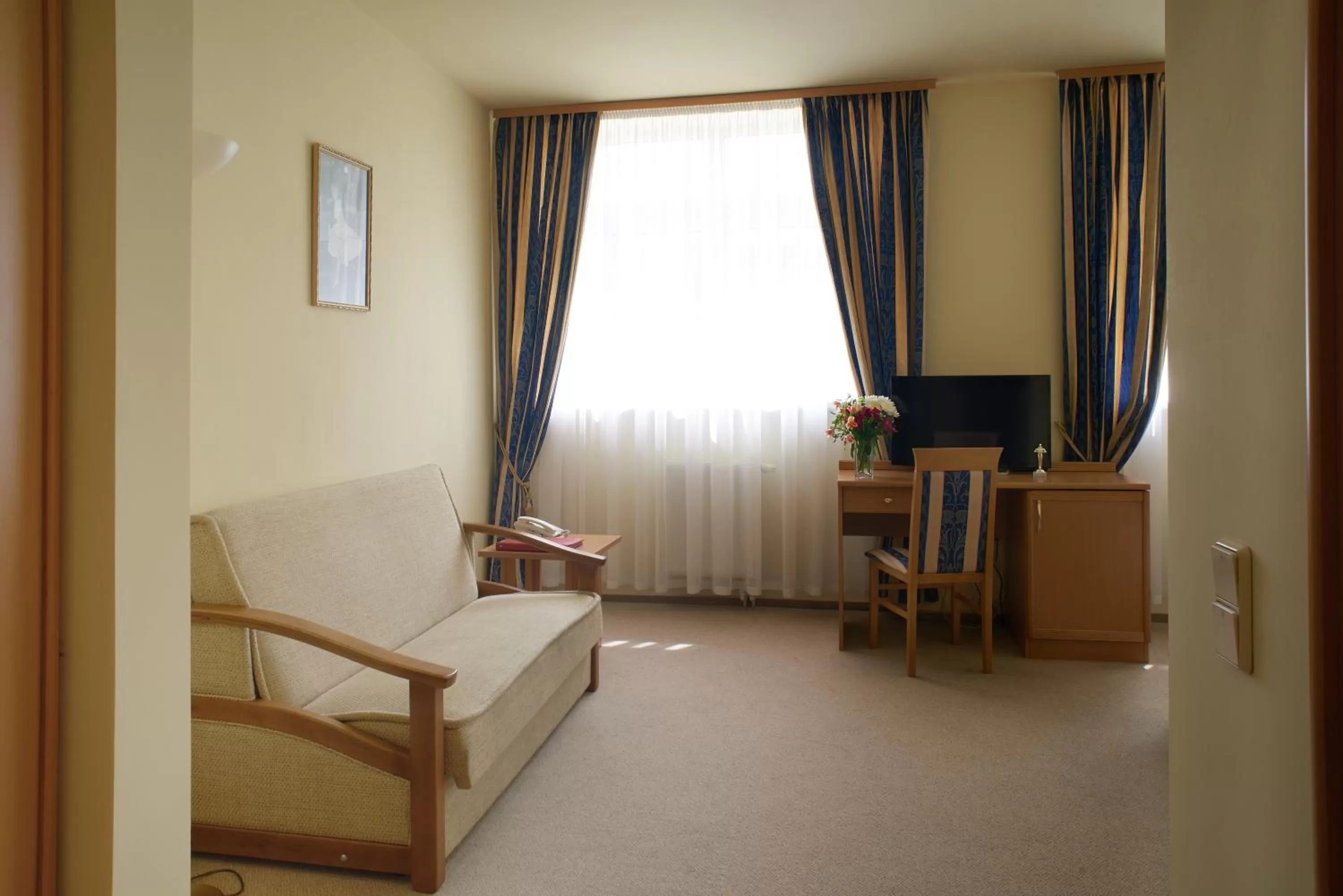 Photo of the whole room in Oscar