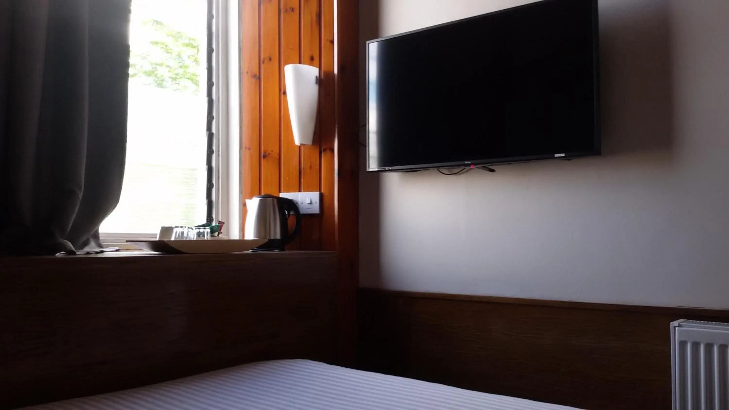 TV and multimedia, Bed in Adelphi Hotel TV and multimedia, Bed in Adelphi Hotel