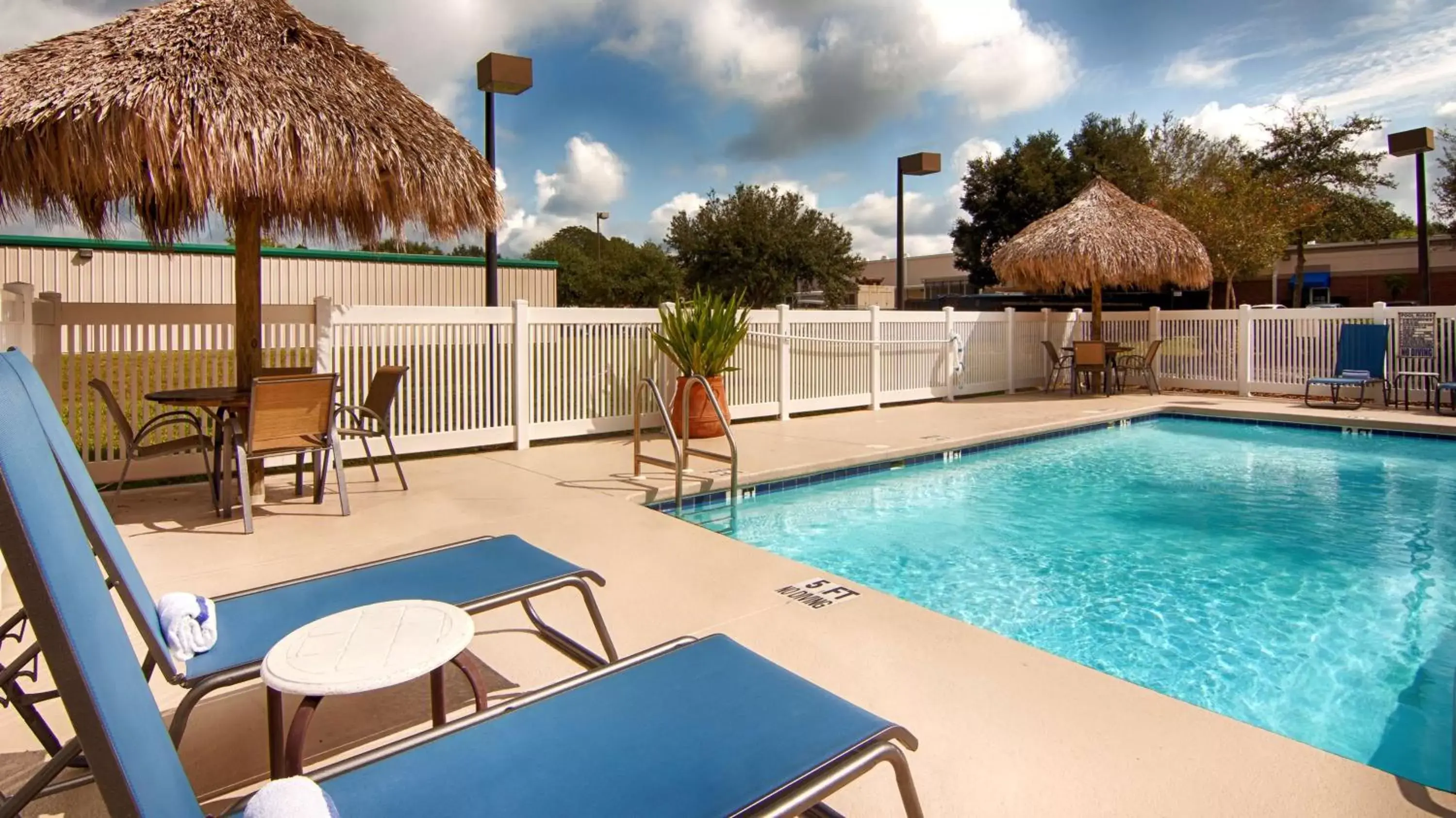 On site, Swimming Pool in Best Western Auburndale Inn & Suites