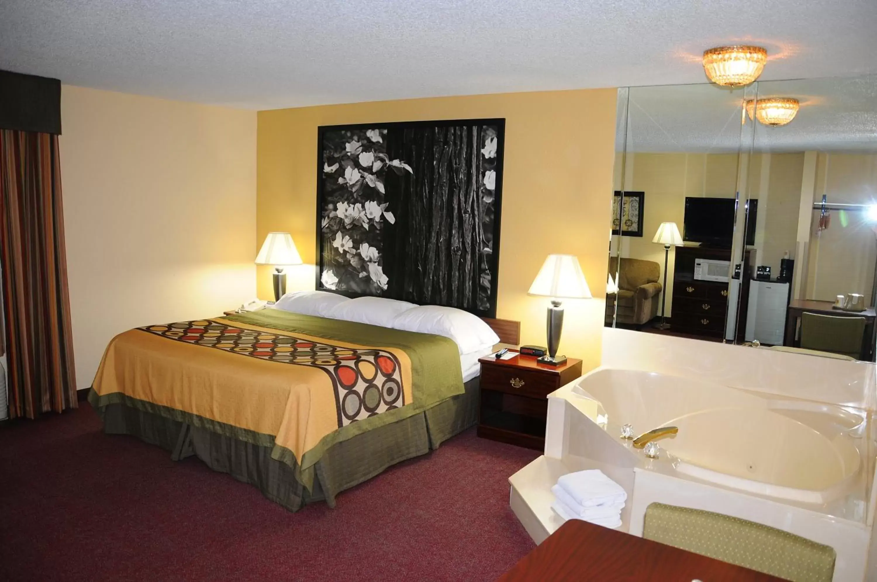 Photo of the whole room, Bed in Super 8 by Wyndham Lamar