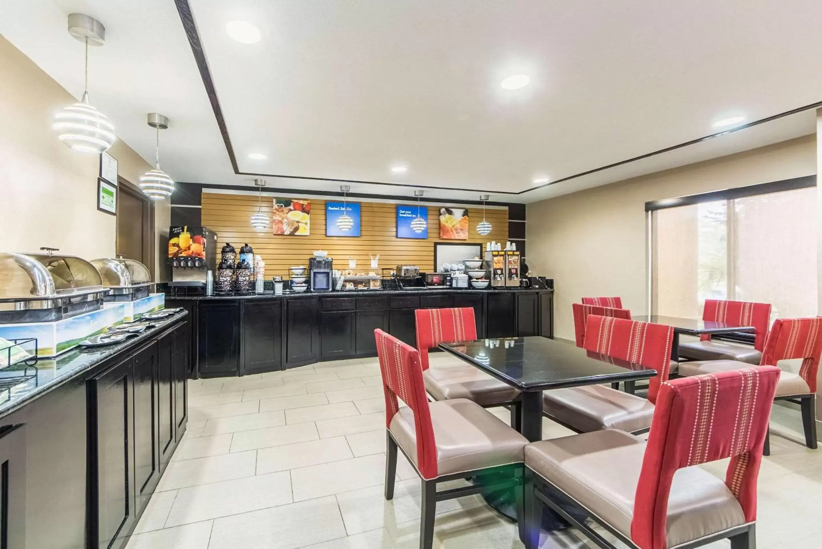 Restaurant/Places to Eat in Comfort Inn Dallas Park Central