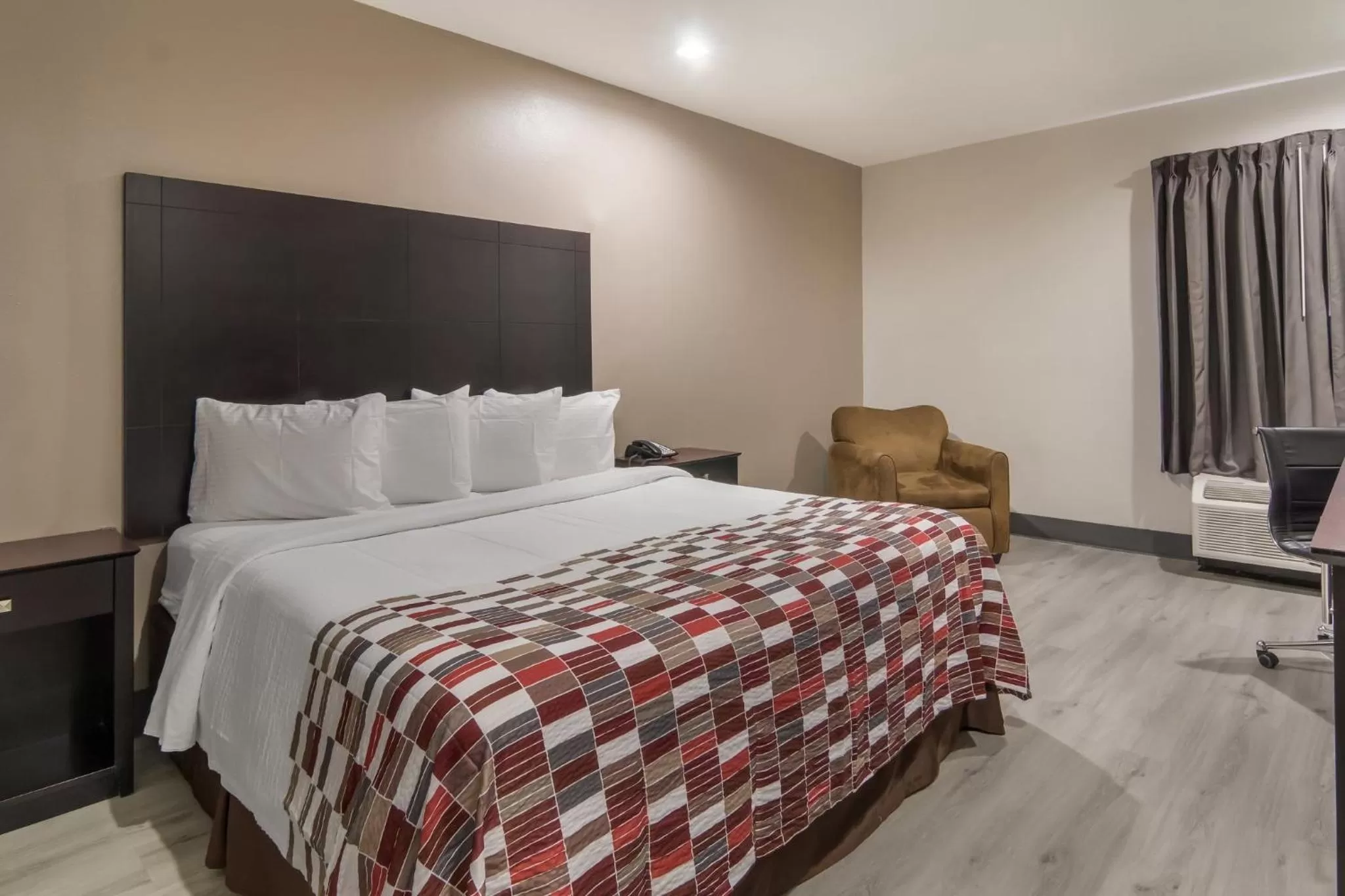 Photo of the whole room, Bed in Red Roof Inn Terrell