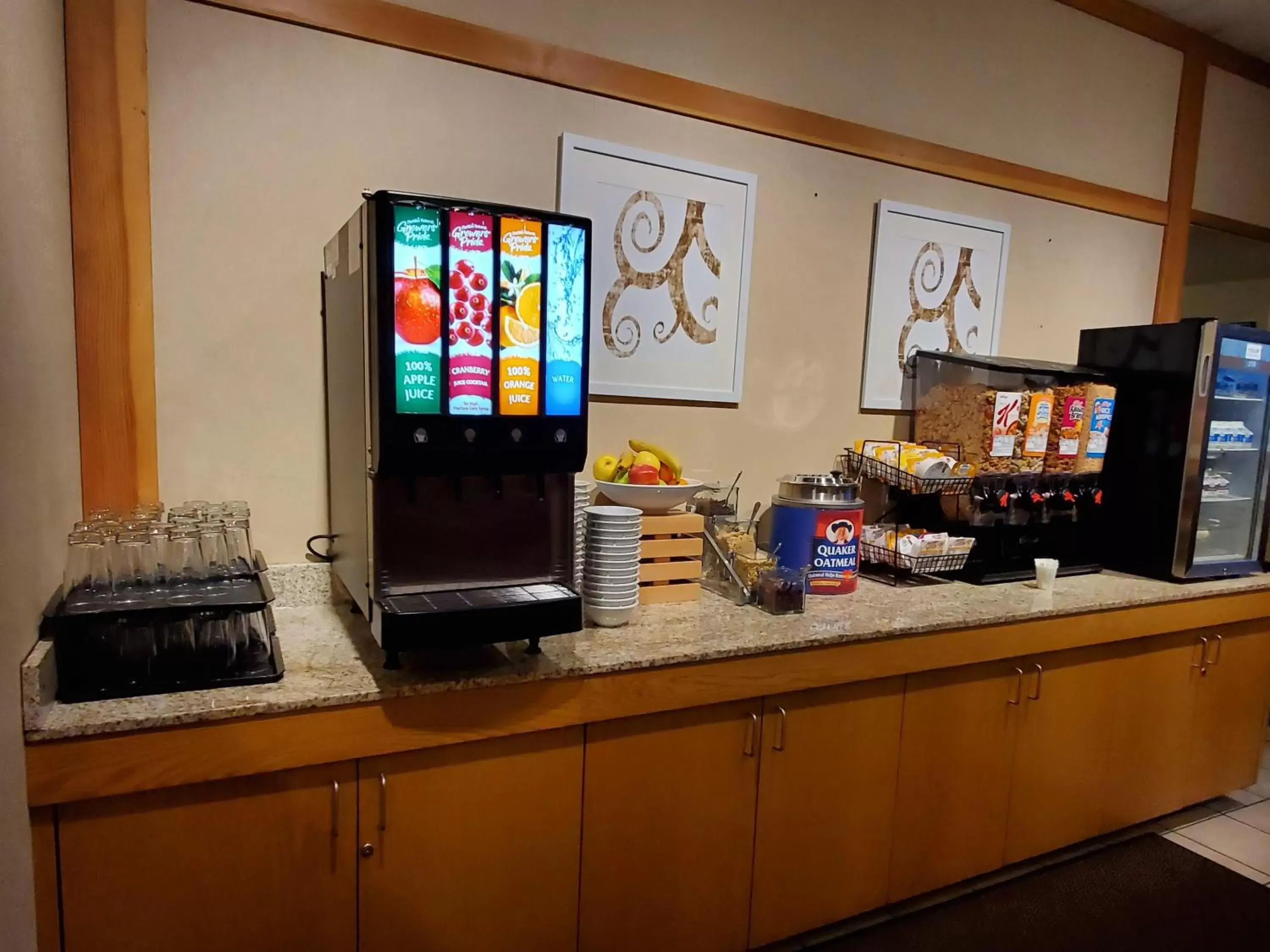 Coffee/tea facilities in Country Inn & Suites by Radisson, Bend, OR