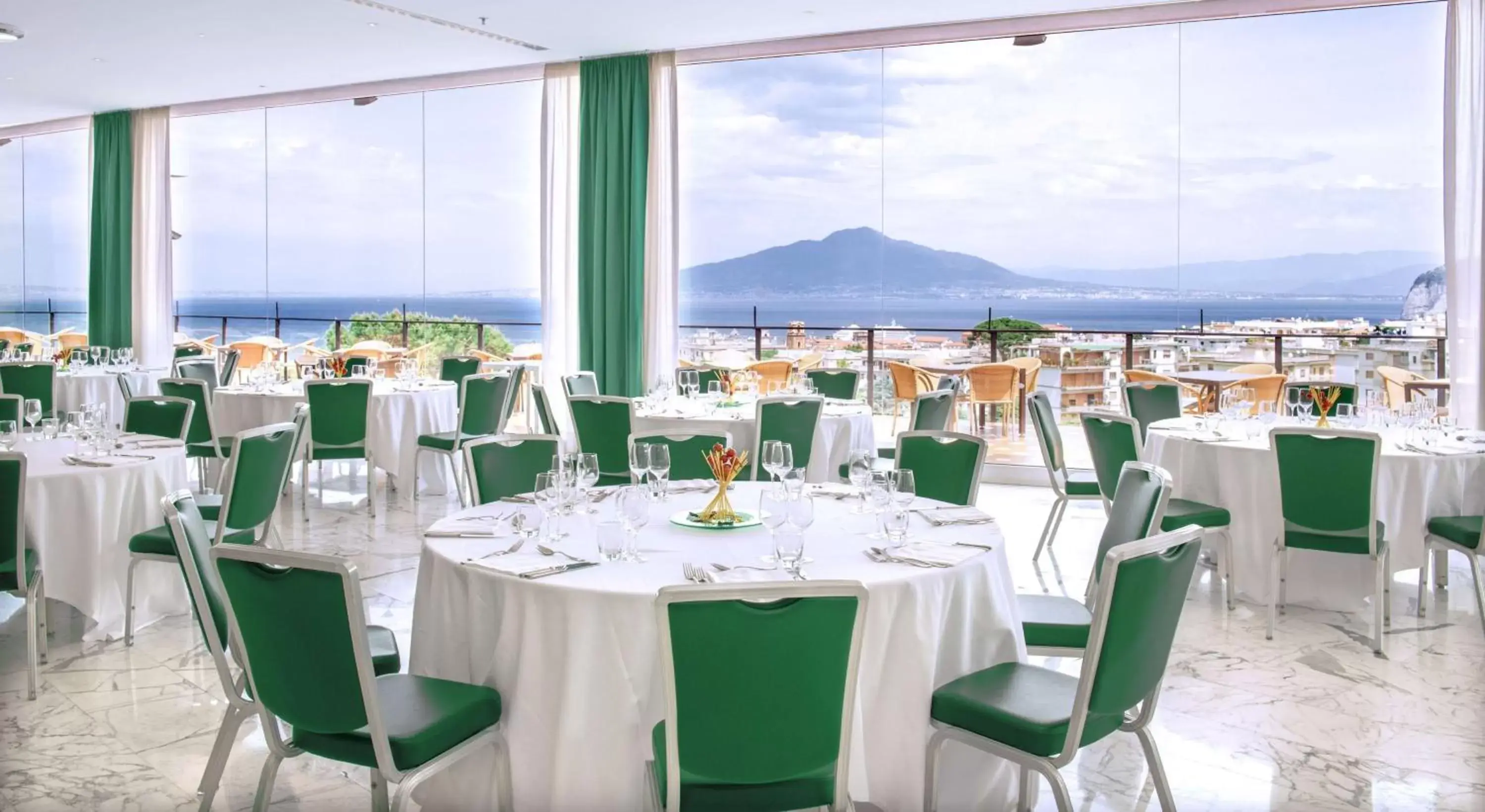 Restaurant/Places to Eat in Hilton Sorrento Palace