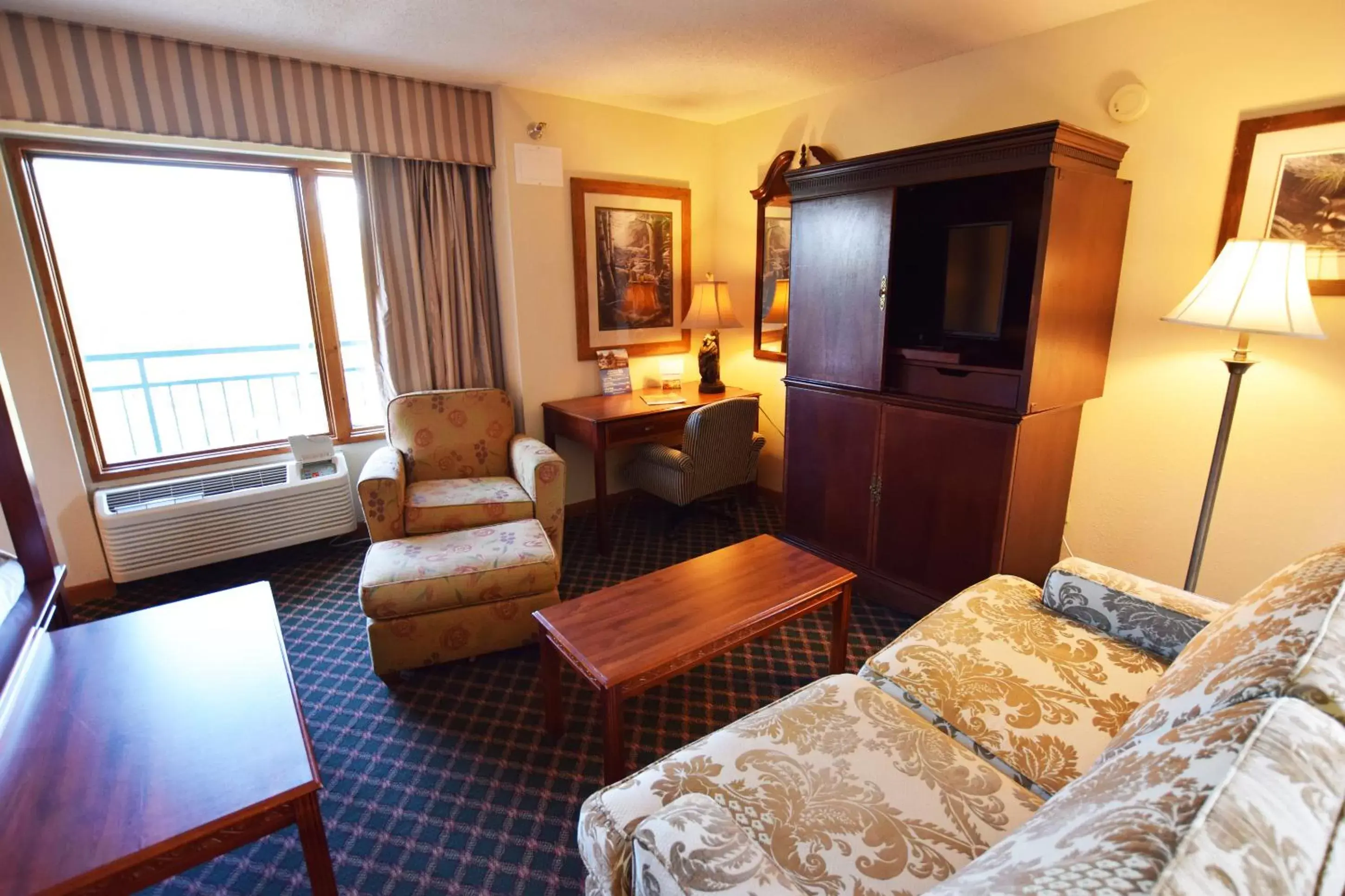 Bed, Seating Area in Arbors at Island Landing Hotel & Suites