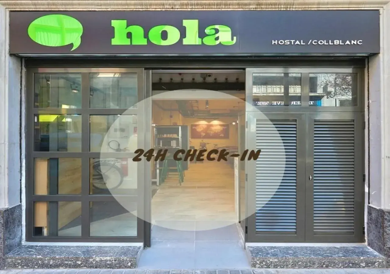 Facade/entrance in Hola Hostal Collblanc