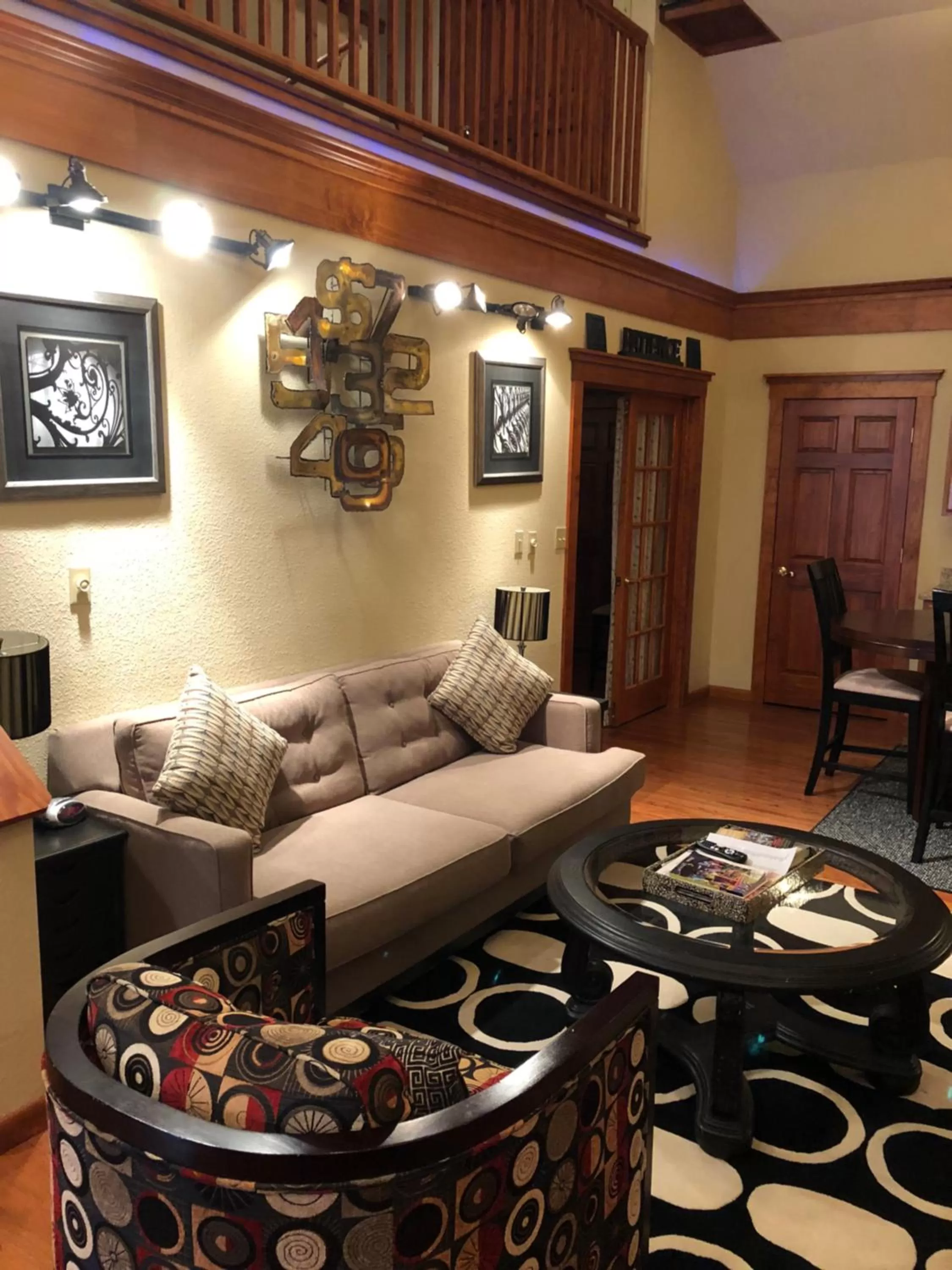 Living room in All Seasons Inn