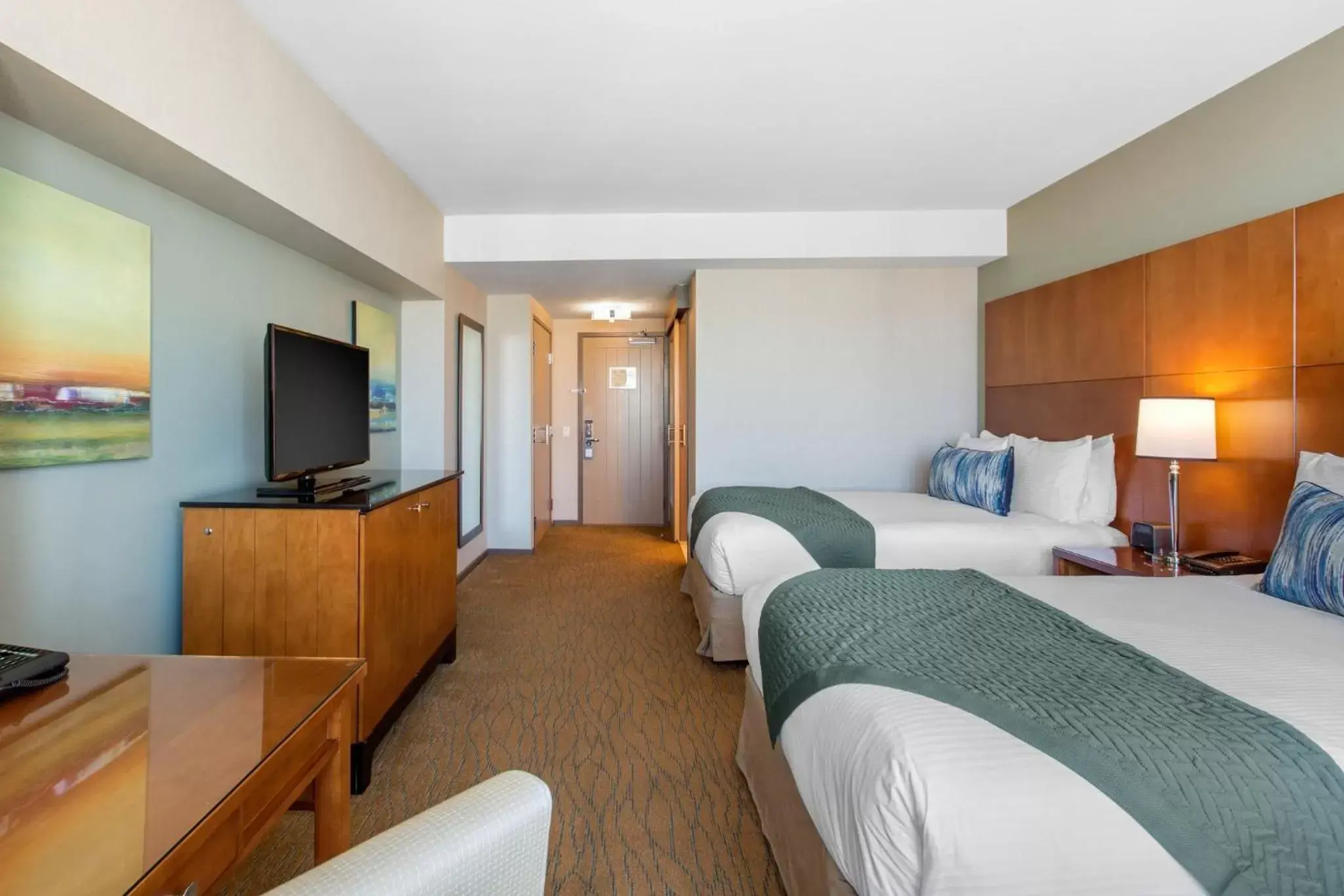 Bedroom, TV/Entertainment Center in Omni San Diego Hotel