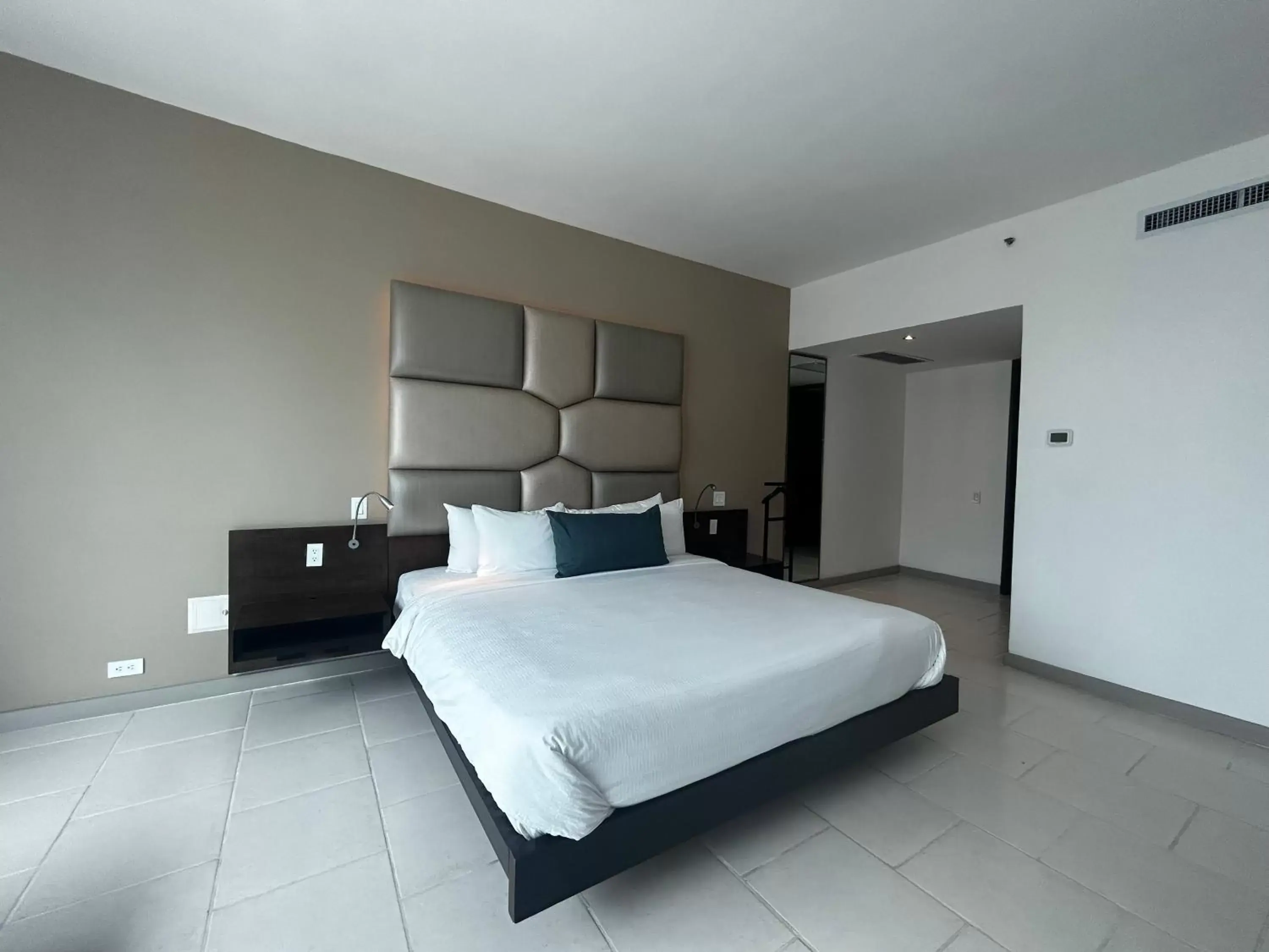 Photo of the whole room, Bed in Decapolis Hotel Panama City