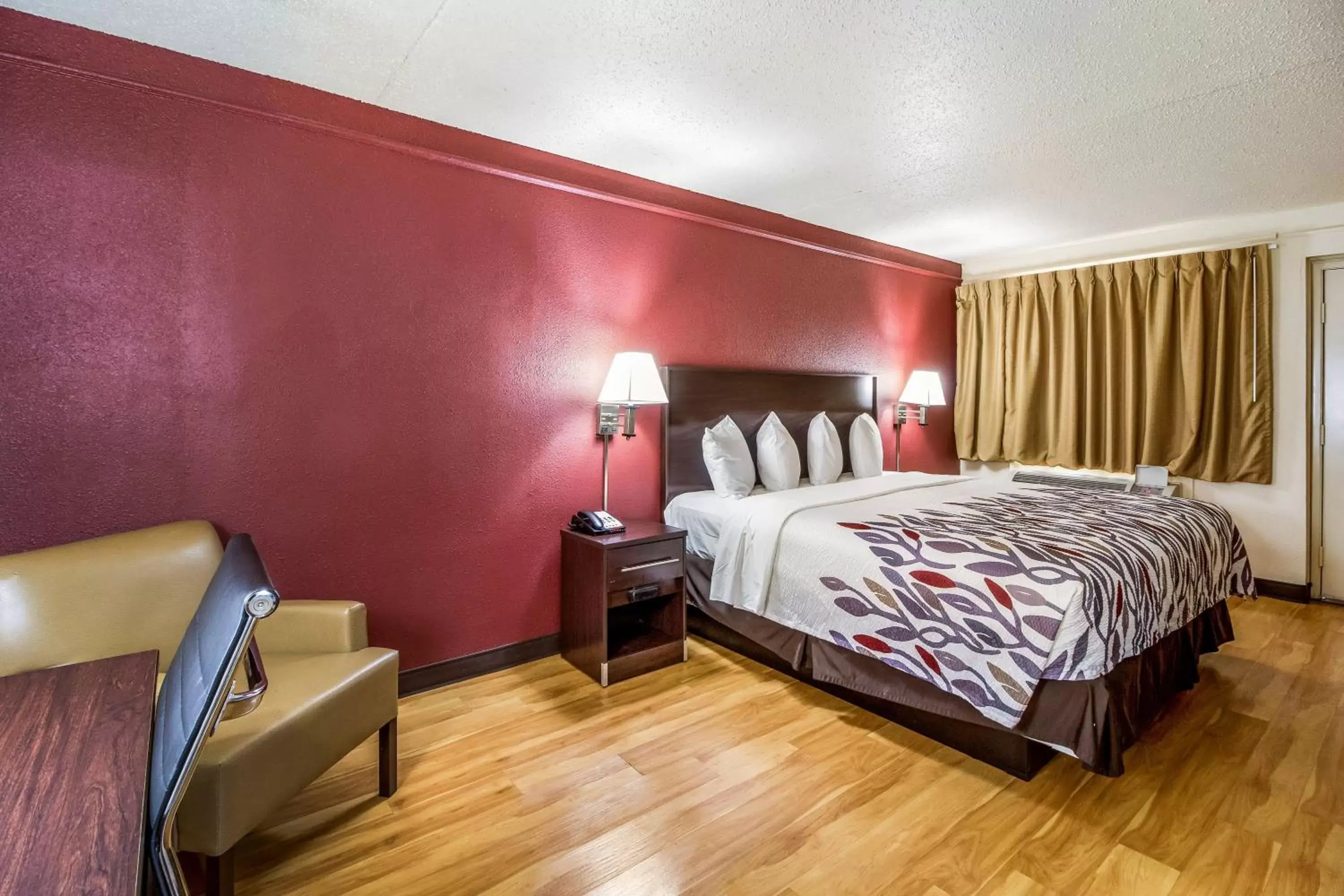 Photo of the whole room, Bed in Red Roof Inn Houston East I-10
