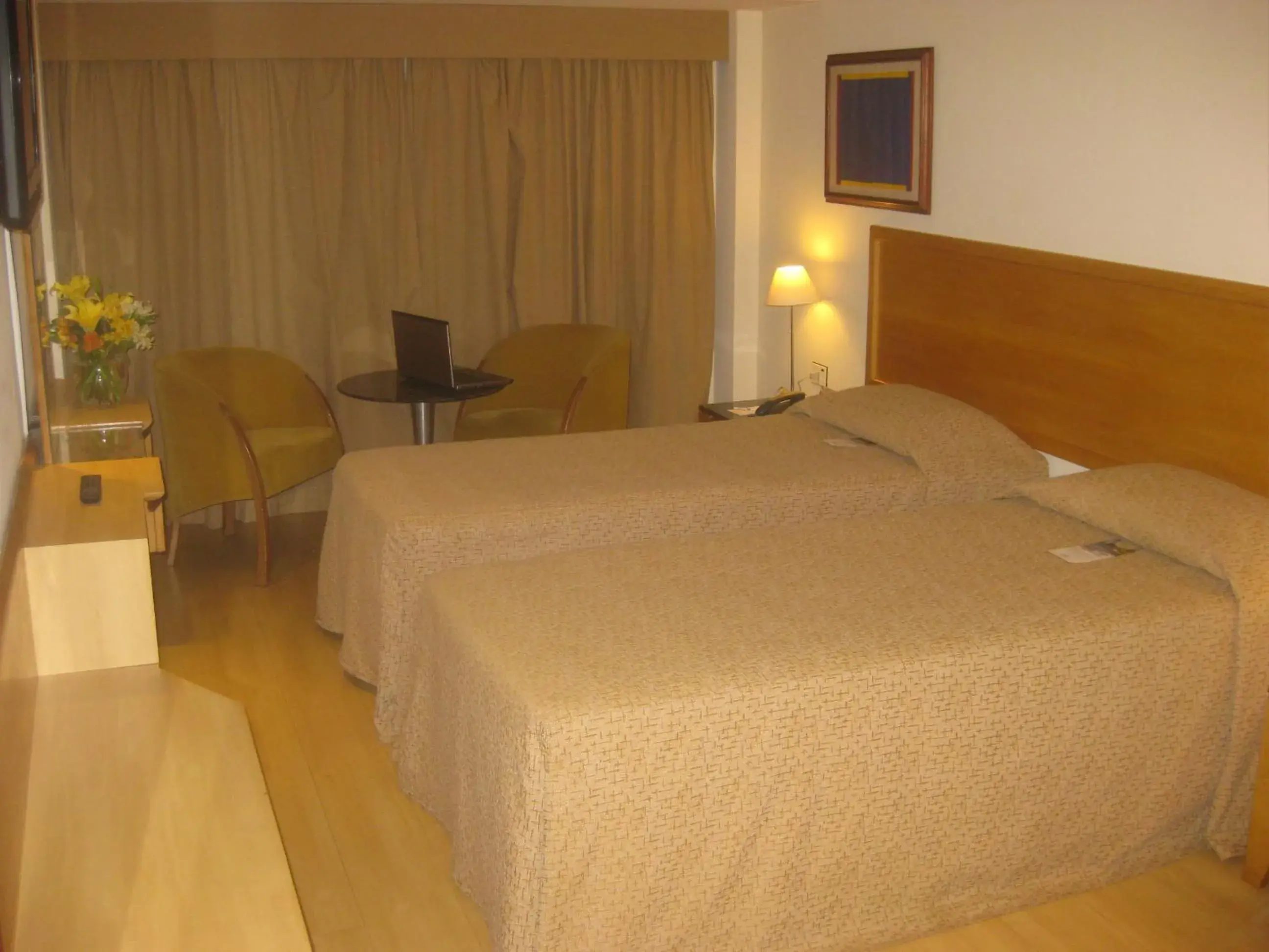 Photo of the whole room, Bed in South American Copacabana Hotel