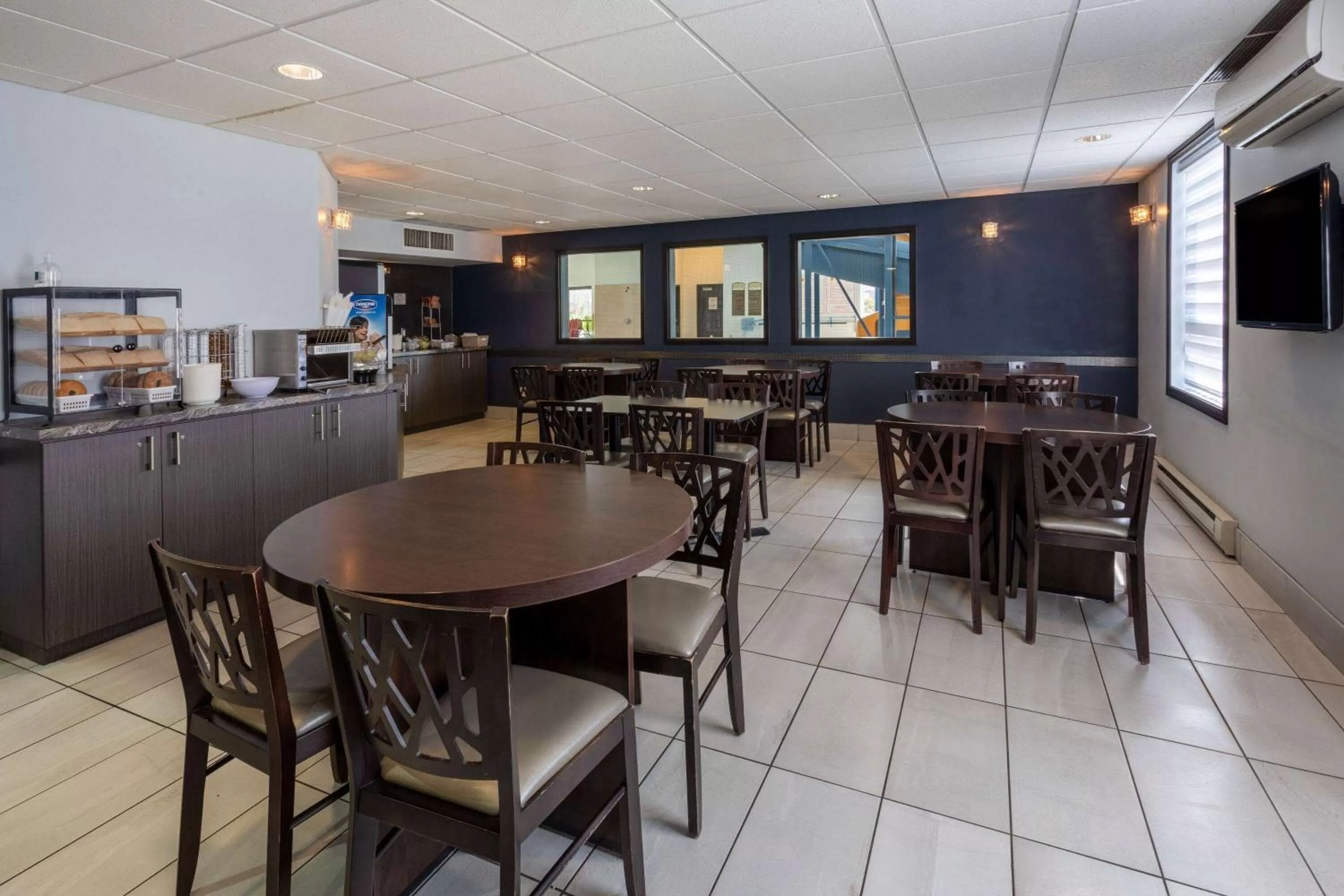 Breakfast in Super 8 by Wyndham Lachenaie/Terrebonne