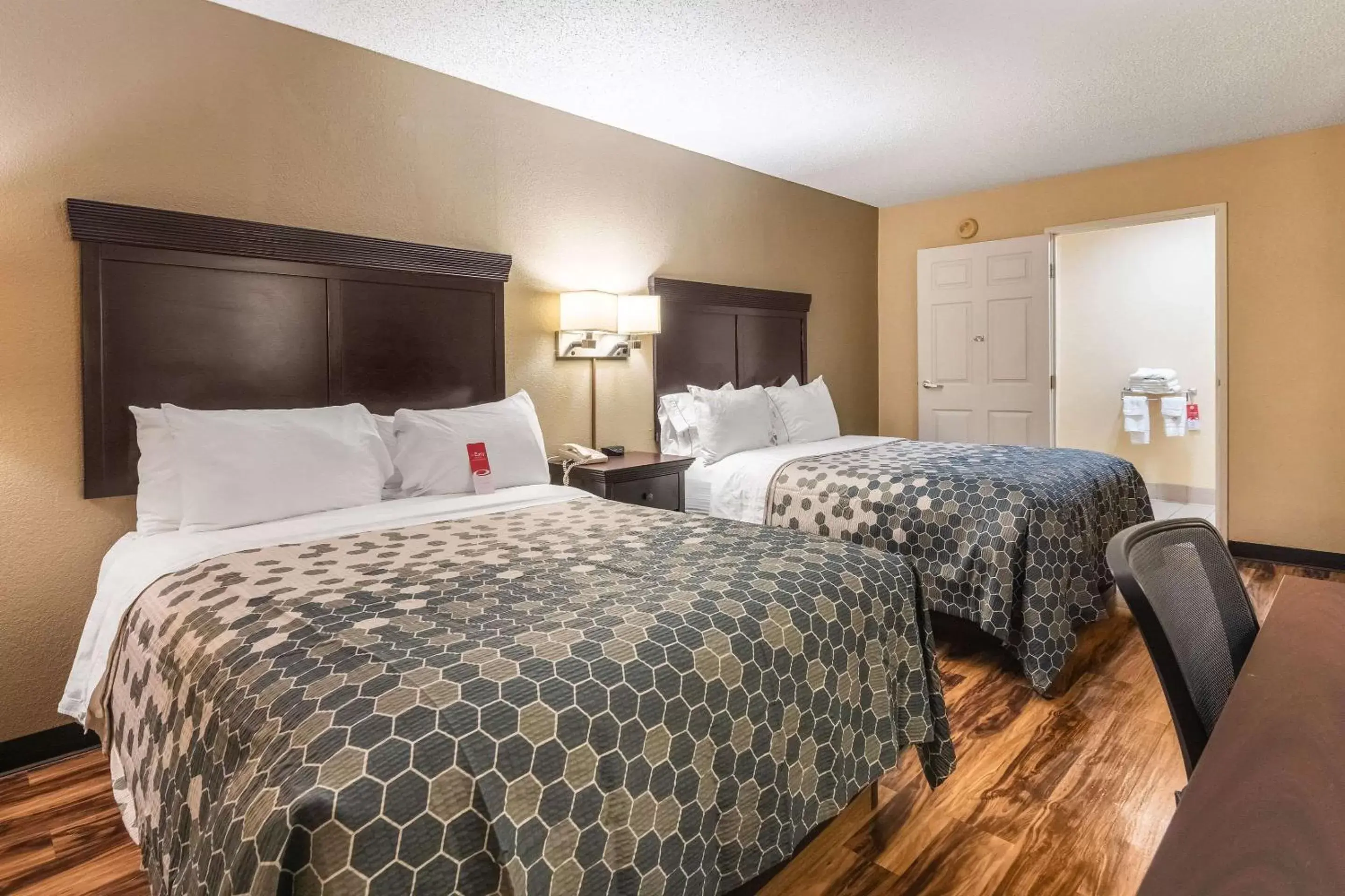 Photo of the whole room, Bed in Econo Lodge Hillsboro I-35