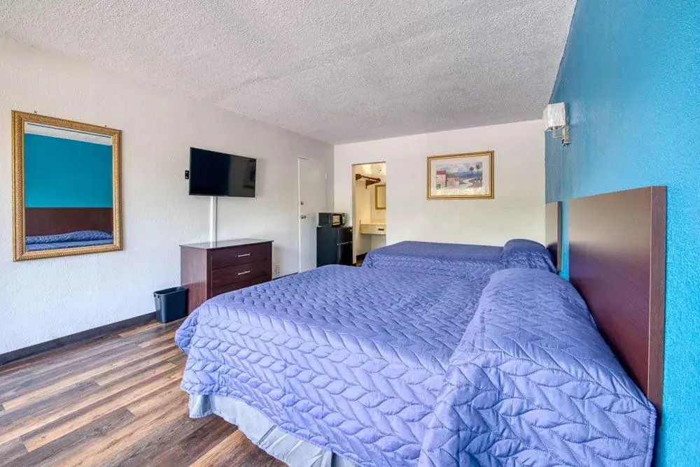 Deluxe Double Room in Rodeway Inn Orange Park - Jacksonville near Naval Air Station Deluxe Double Room in Rodeway Inn Orange Park - Jacksonville near Naval Air Station