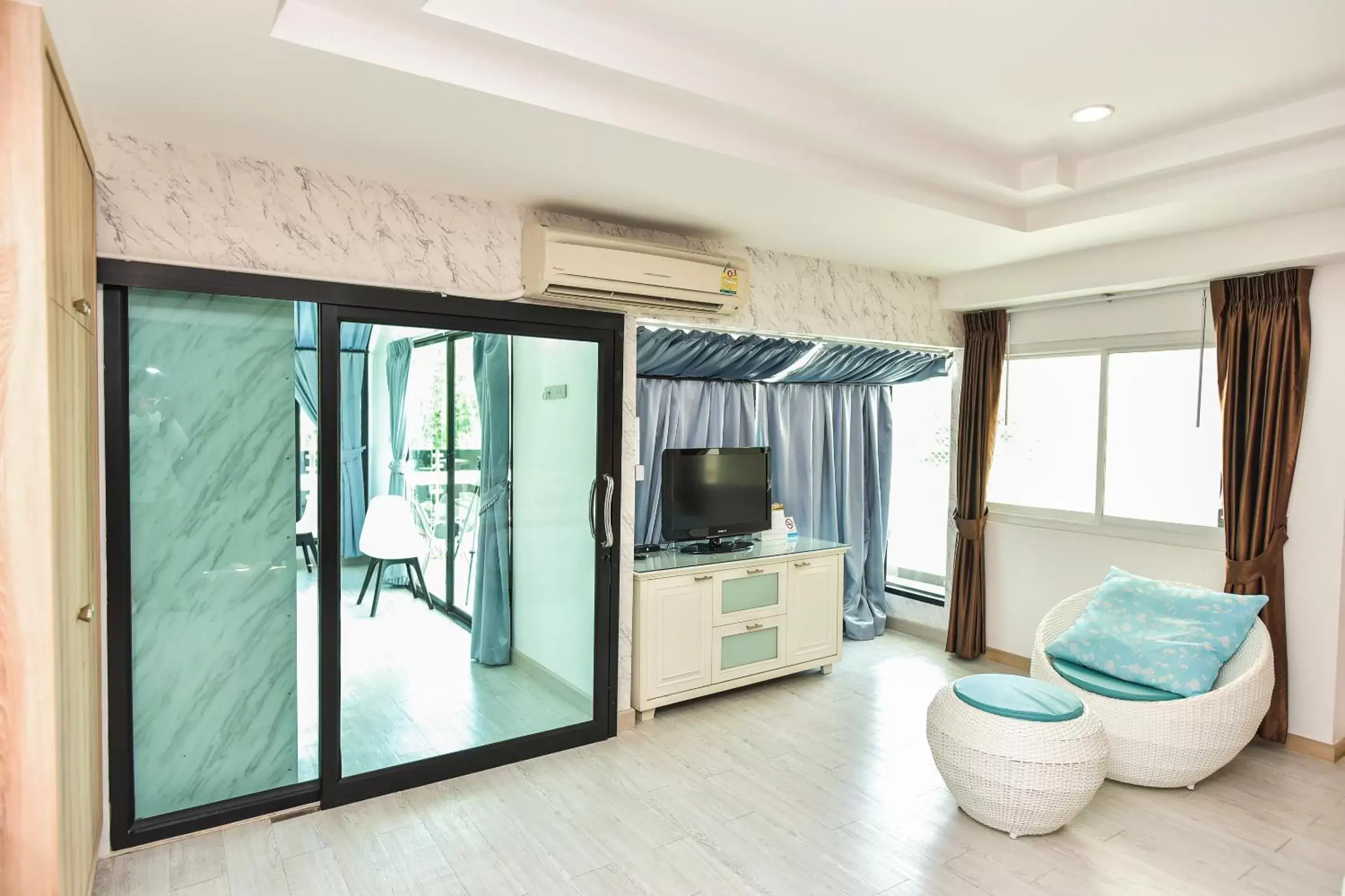 Bedroom, TV/Entertainment Center in OYO 394 Nana Beach Cha Am