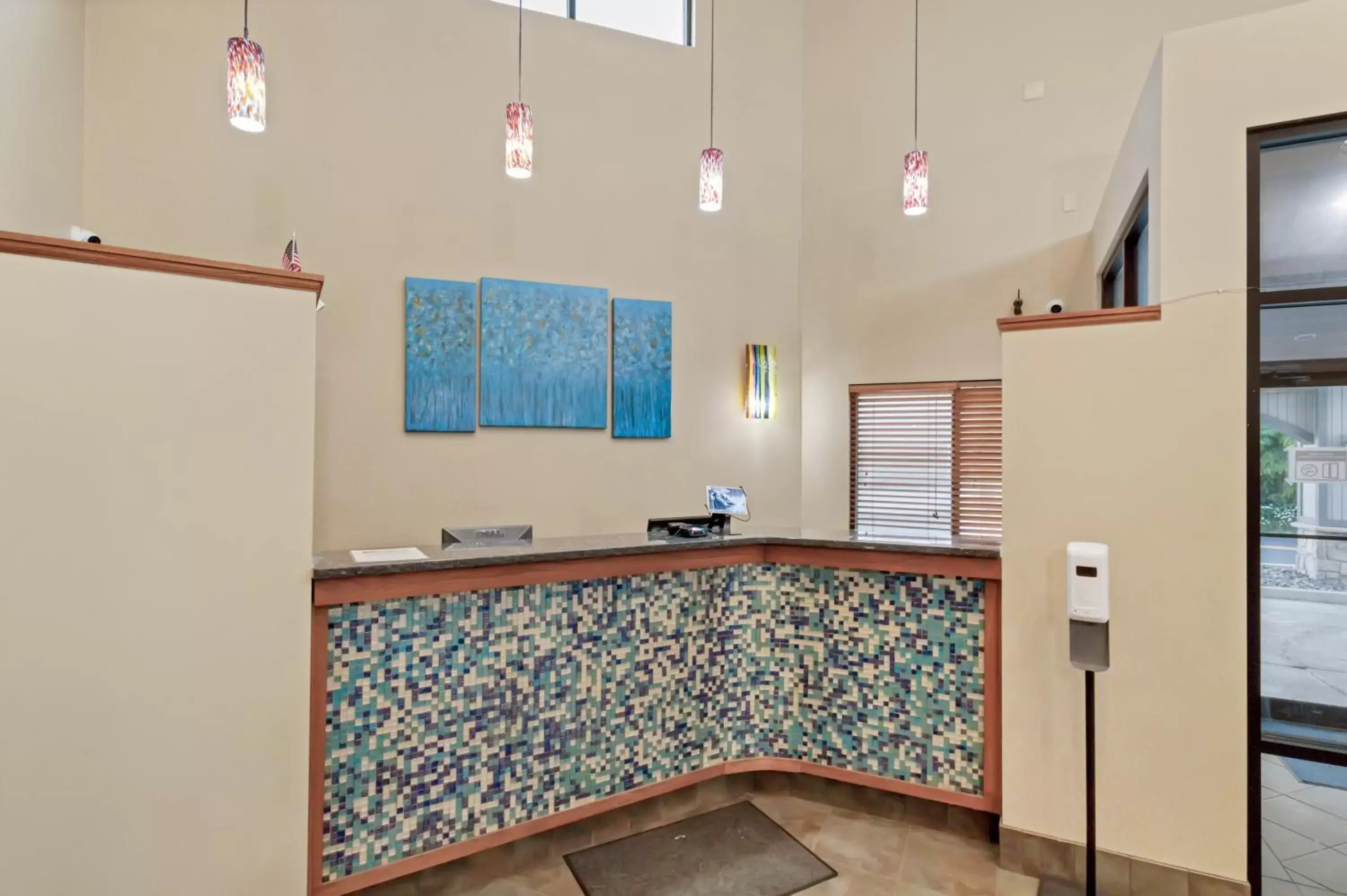 Lobby or reception, Kitchen/Kitchenette in Waterbird Lakeside Inn