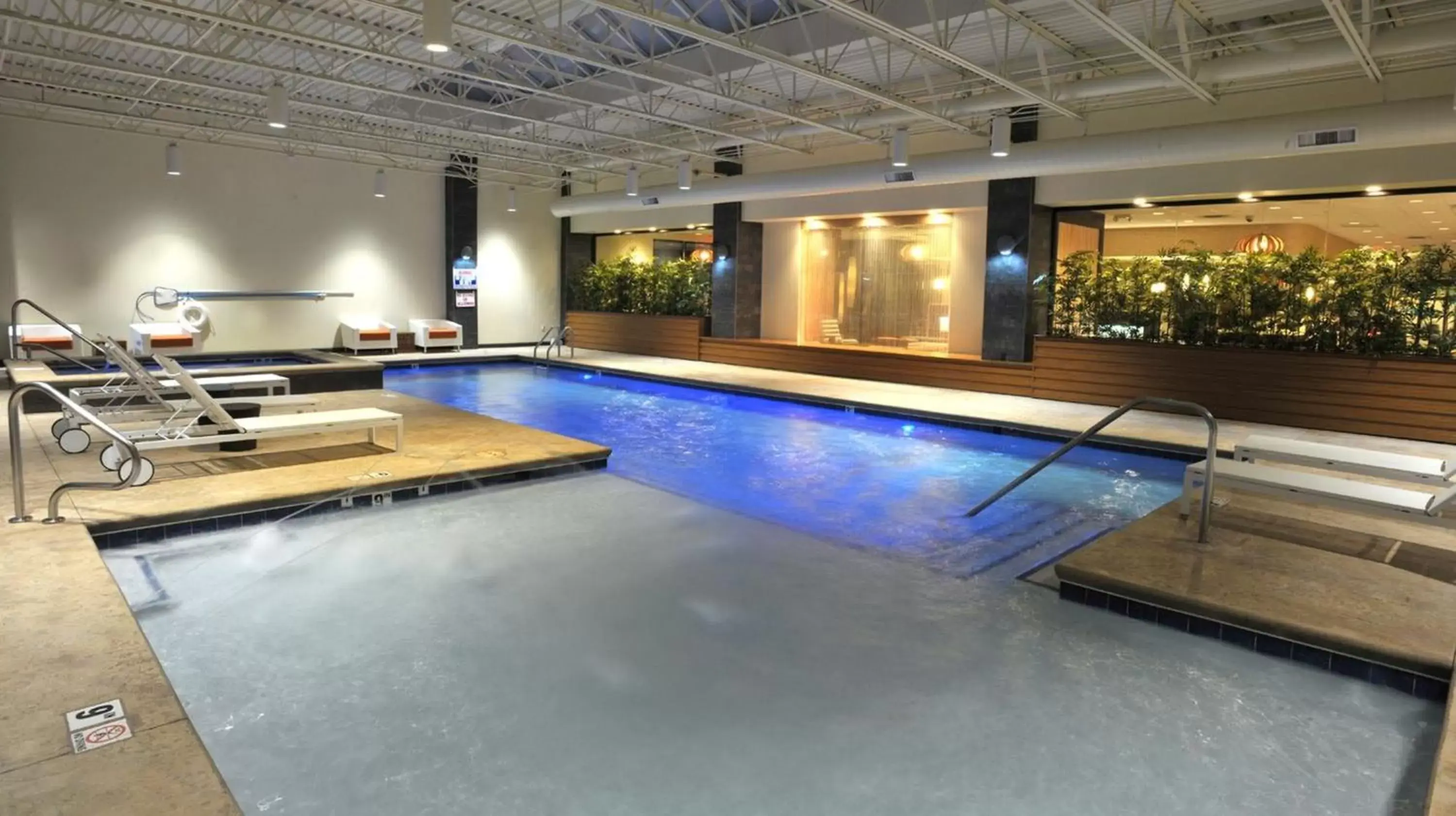 Swimming pool in Holiday Inn and Suites Charleston West by IHG Swimming pool in Holiday Inn and Suites Charleston West by IHG