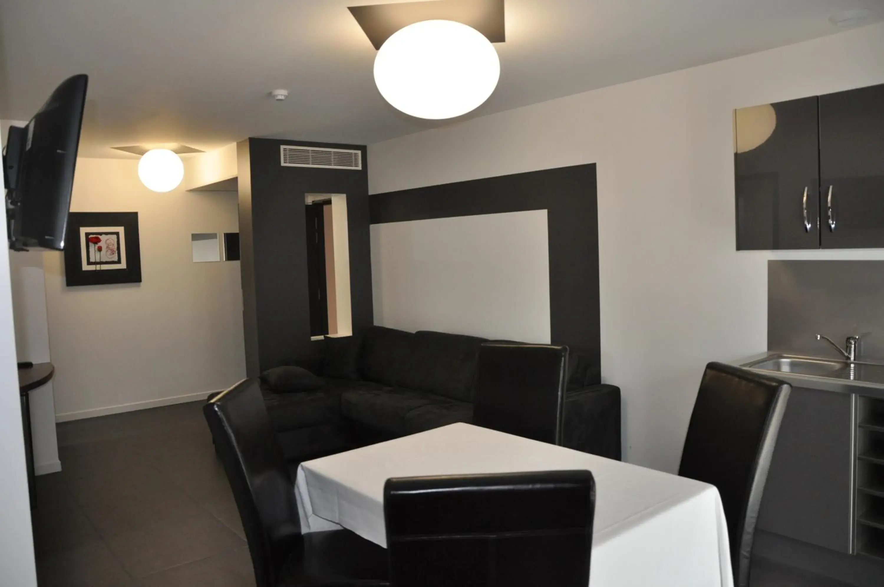 Communal lounge/ TV room, Seating Area in The Originals City, Hotel des Arts, Montauban (Inter-Hotel)