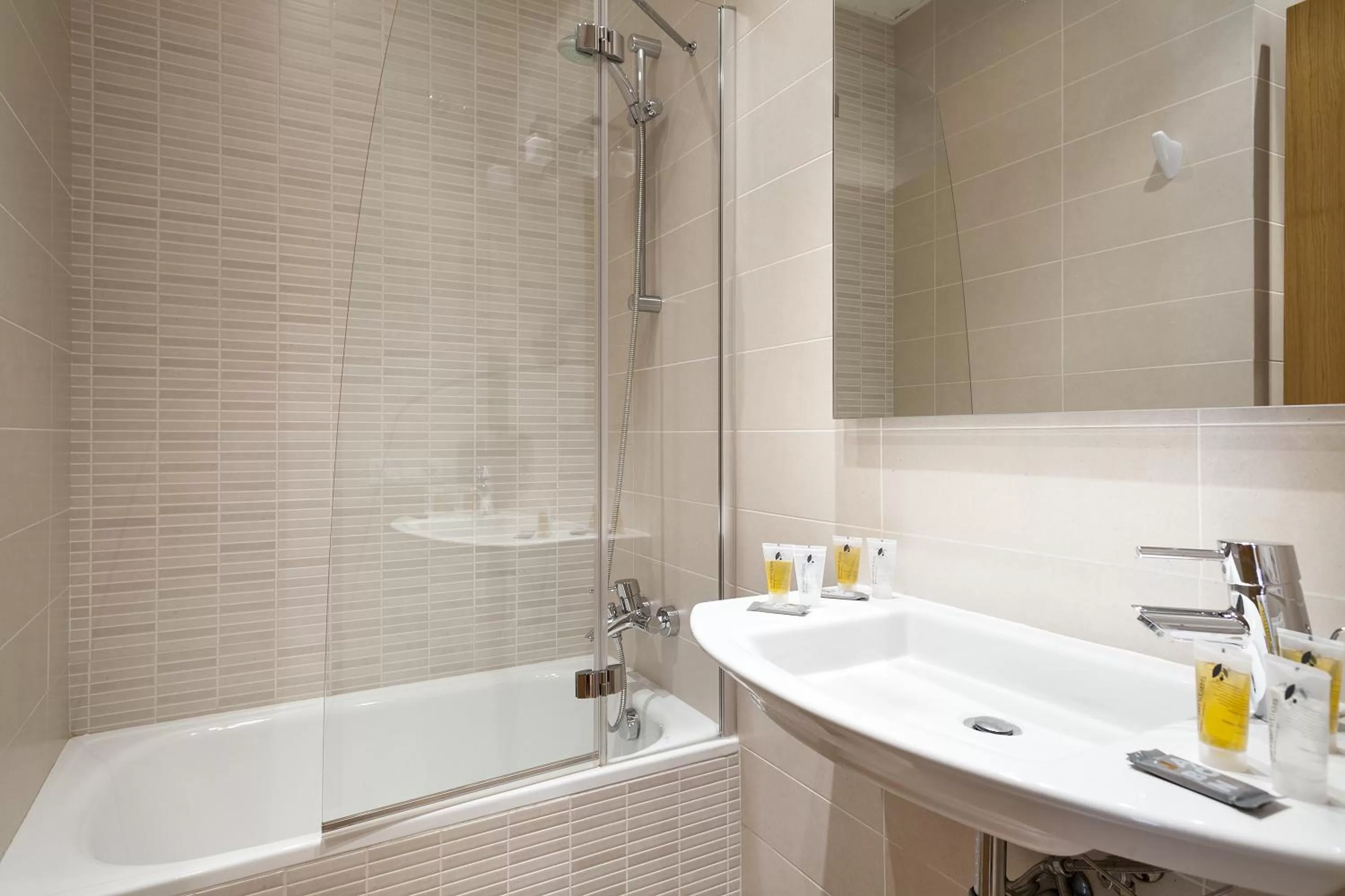 Bathroom in Hotel Acta Laumon