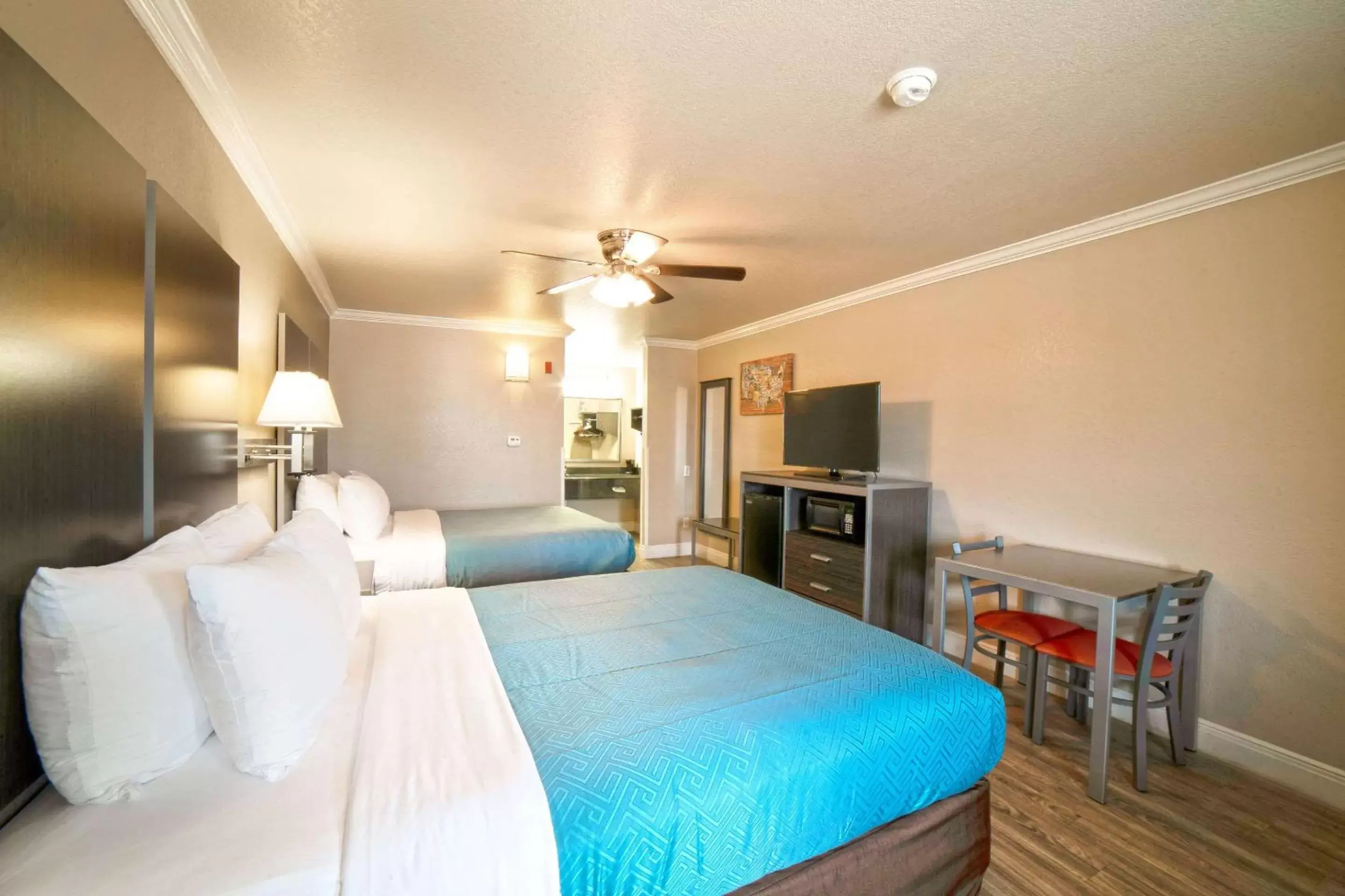 Bedroom, Bed in Econo Lodge Inn & Suites Corpus Christi