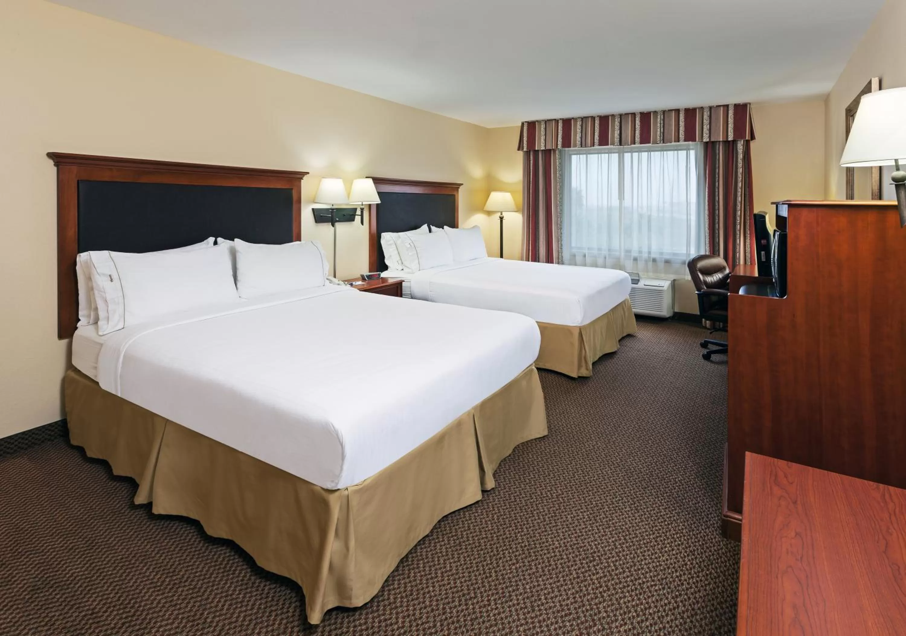 Photo of the whole room, Bed in Holiday Inn Express & Suites - Laredo-Event Center Area by IHG