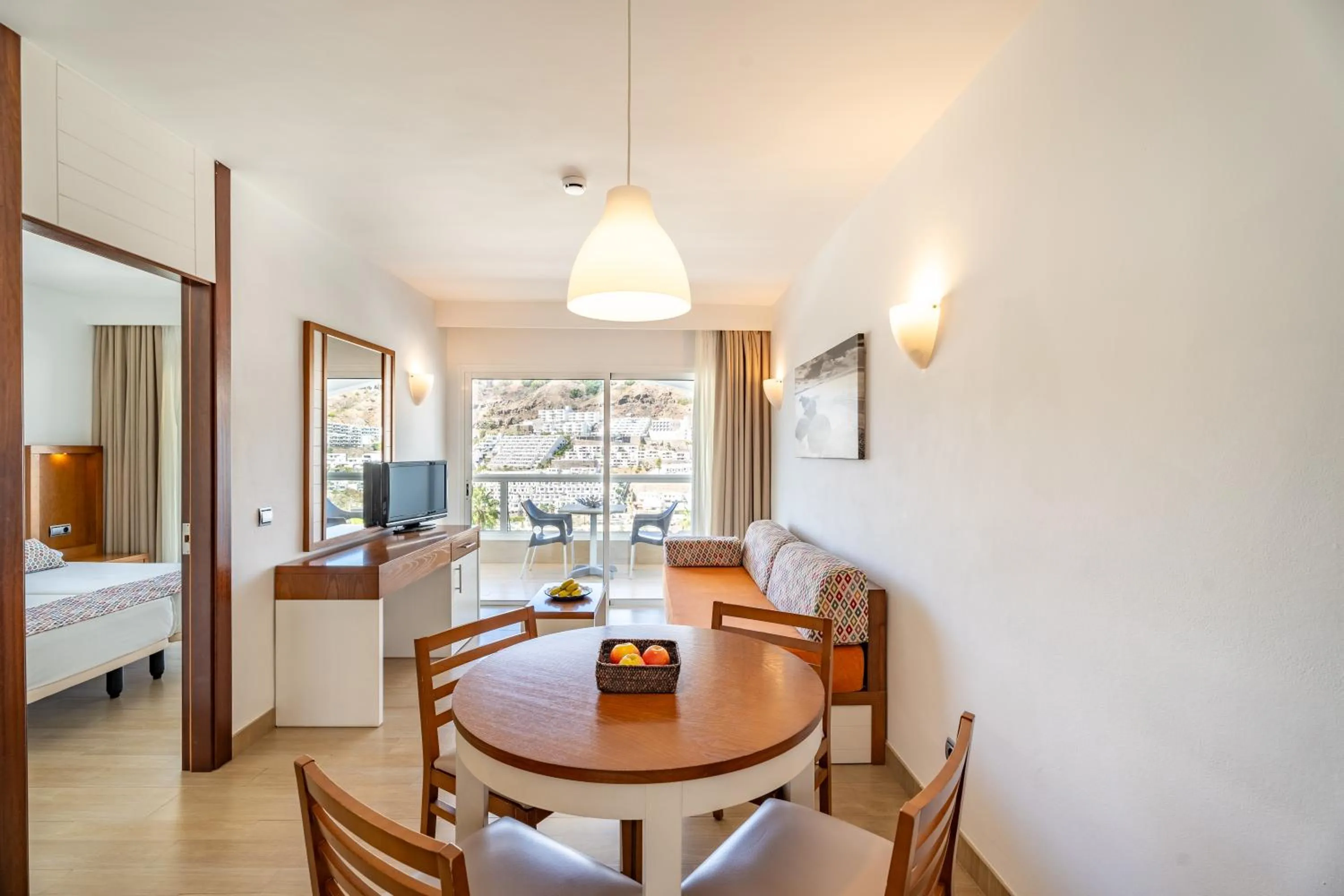 Living room, Bed in Apartamentos Cabau Altair