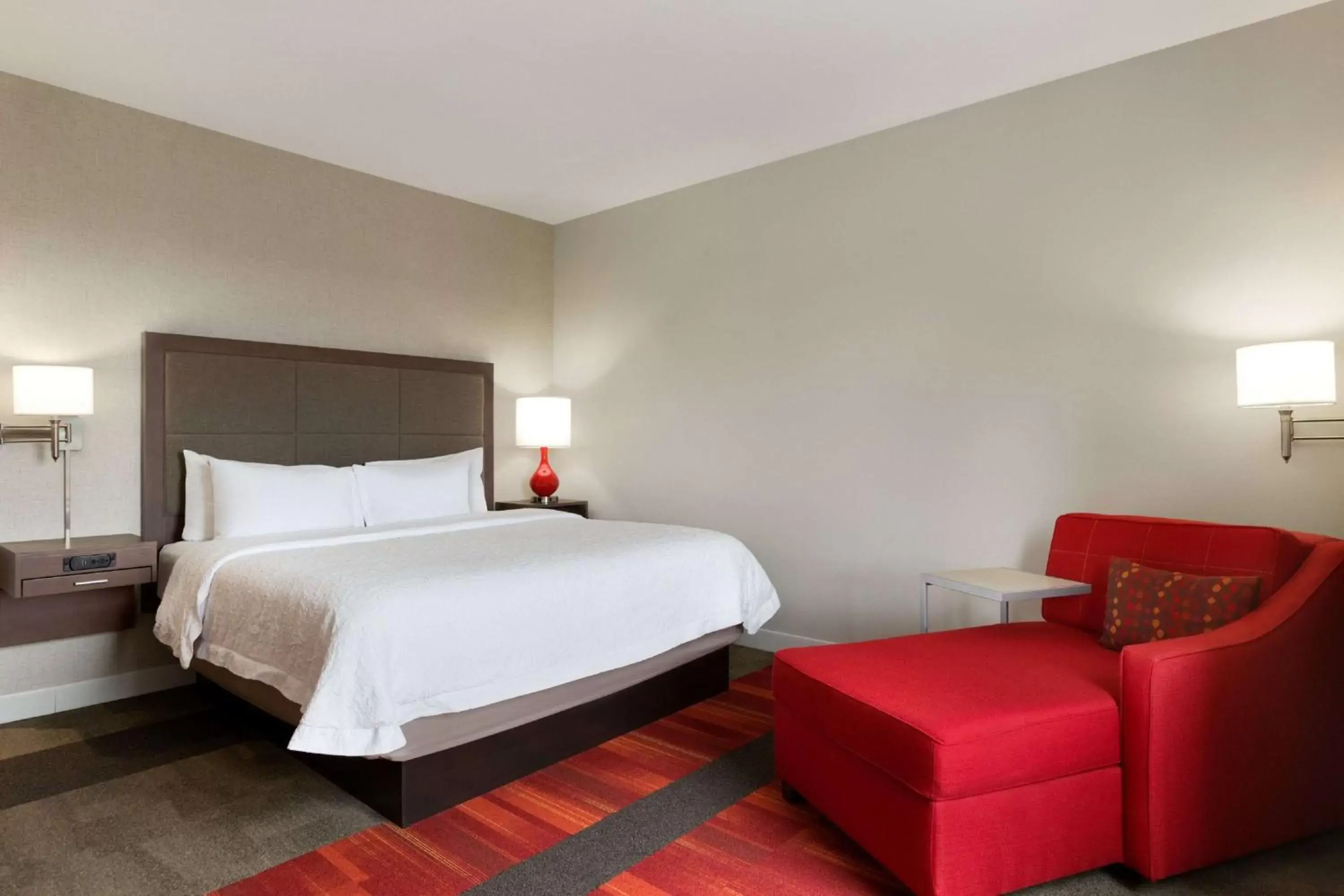 Bed in Hampton Inn By Hilton North Olmsted Cleveland Airport