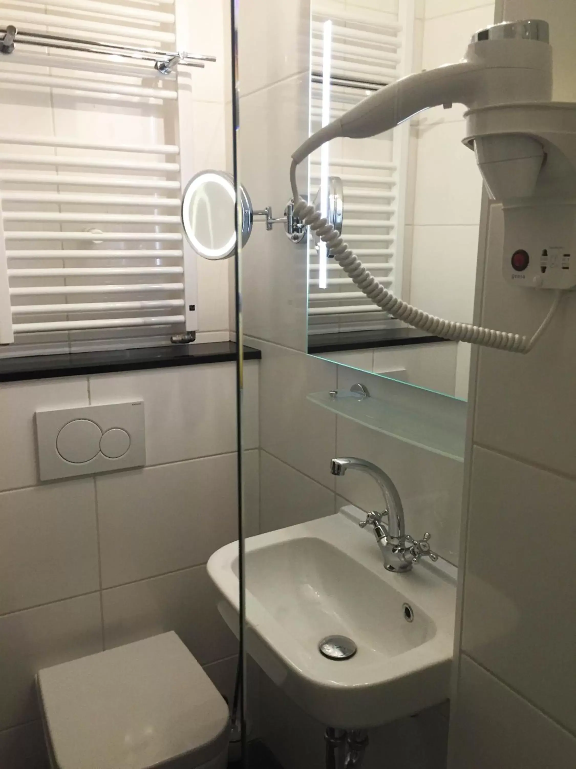 Toilet, Bathroom in Hotel De Gulden Waagen