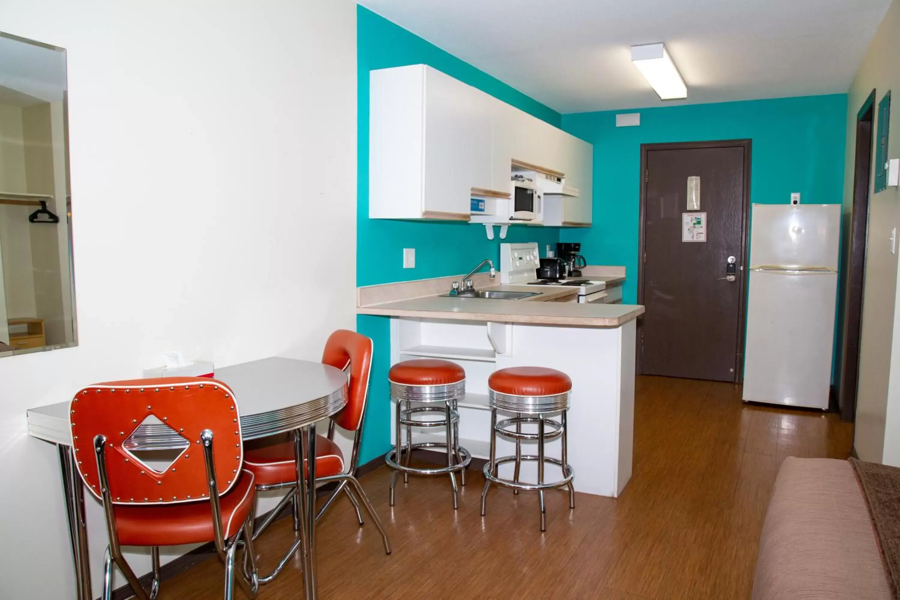 Seating area, Dining Area in Bowmont Motel