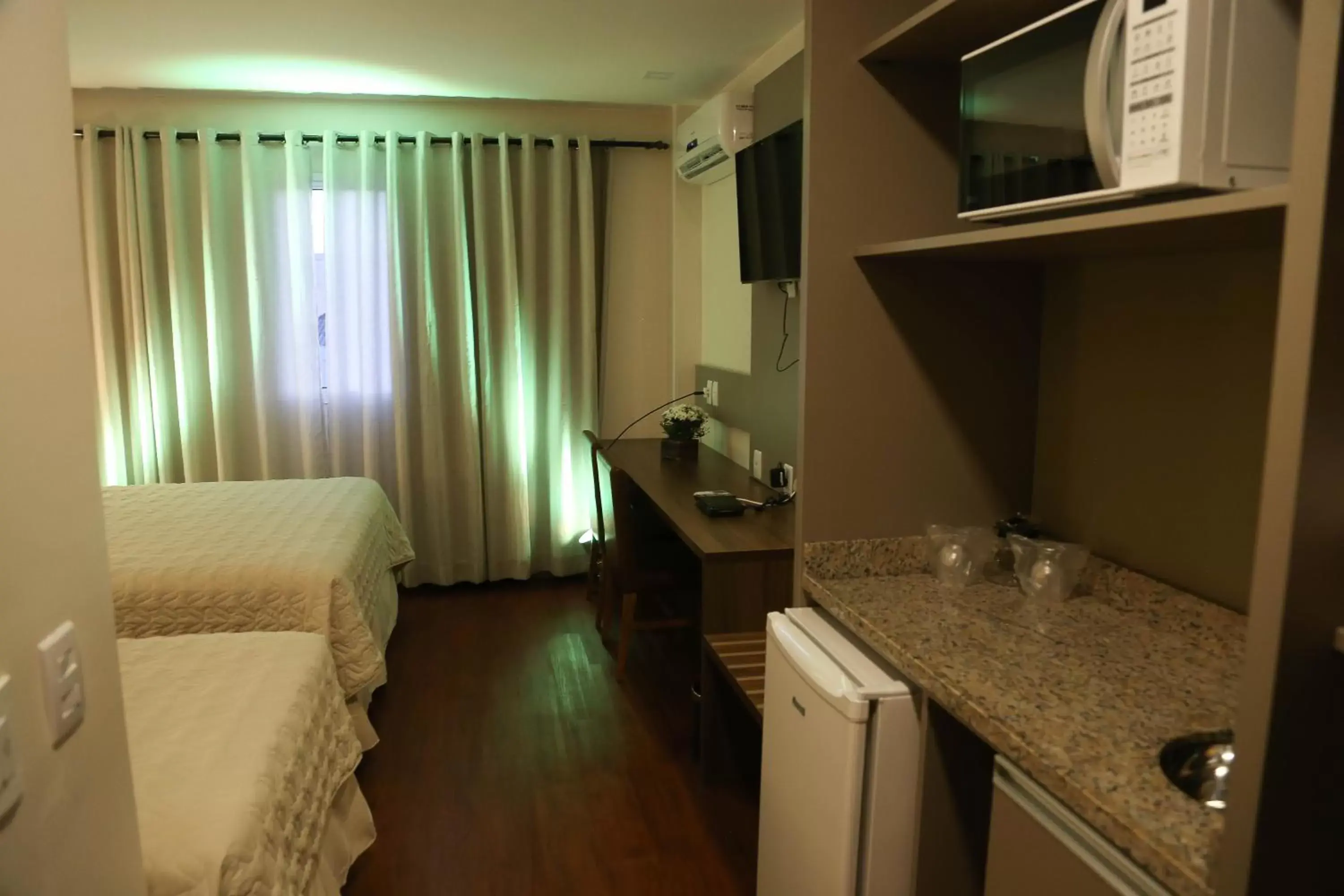 Kitchen or kitchenette, TV/Entertainment Center in Hotel Dom Rafael Premium