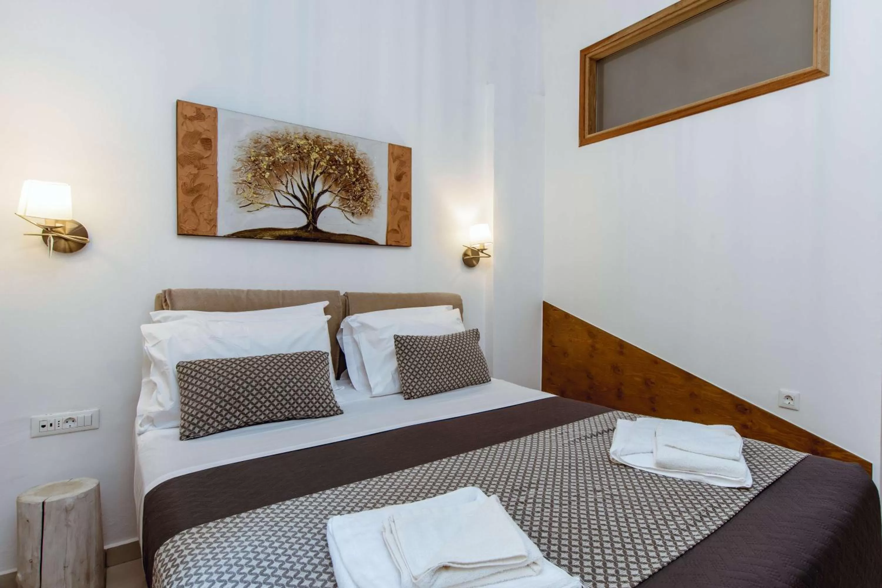 Bedroom, Bed in Deluxe Suites