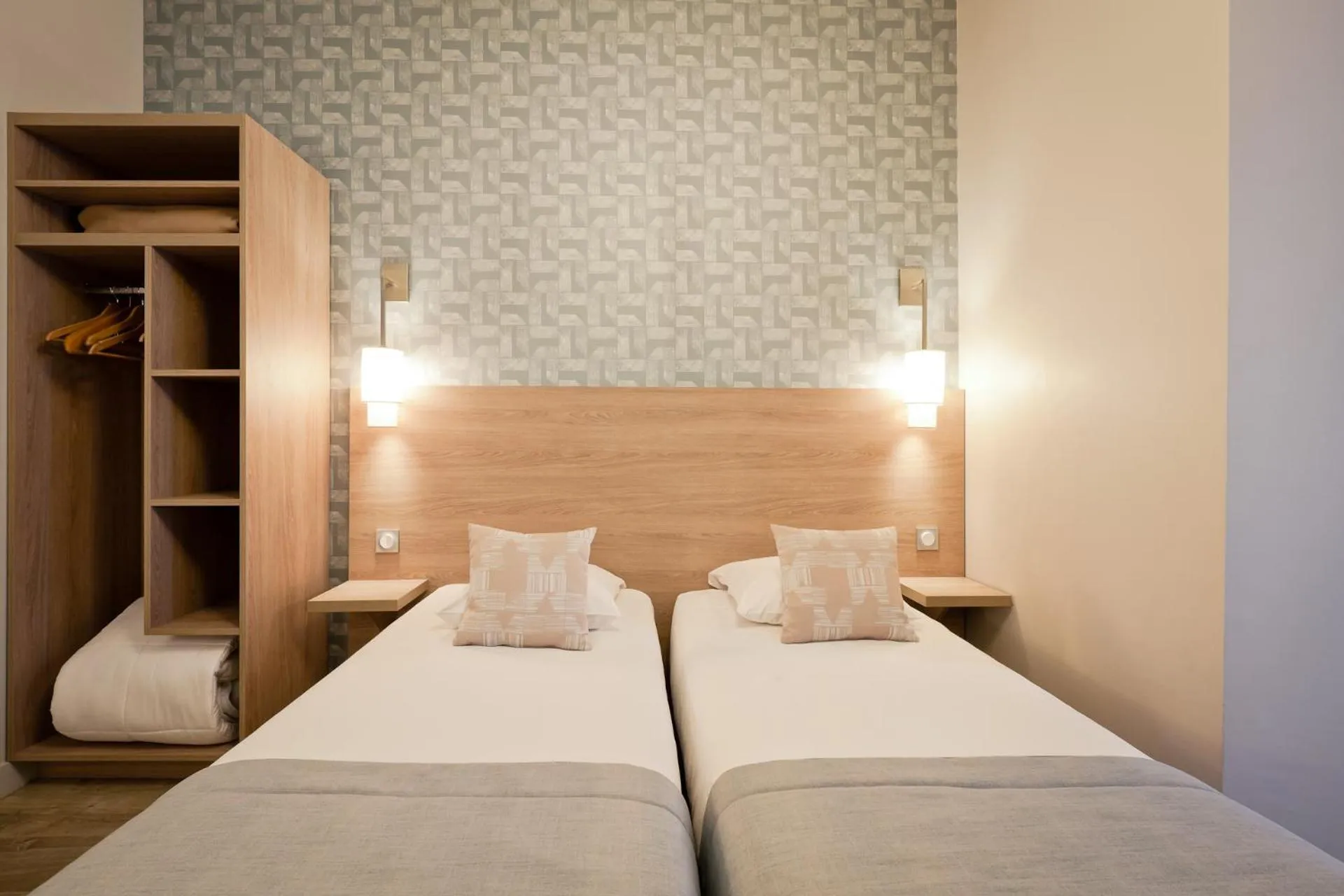 Bed in Hôtel du Dauphin