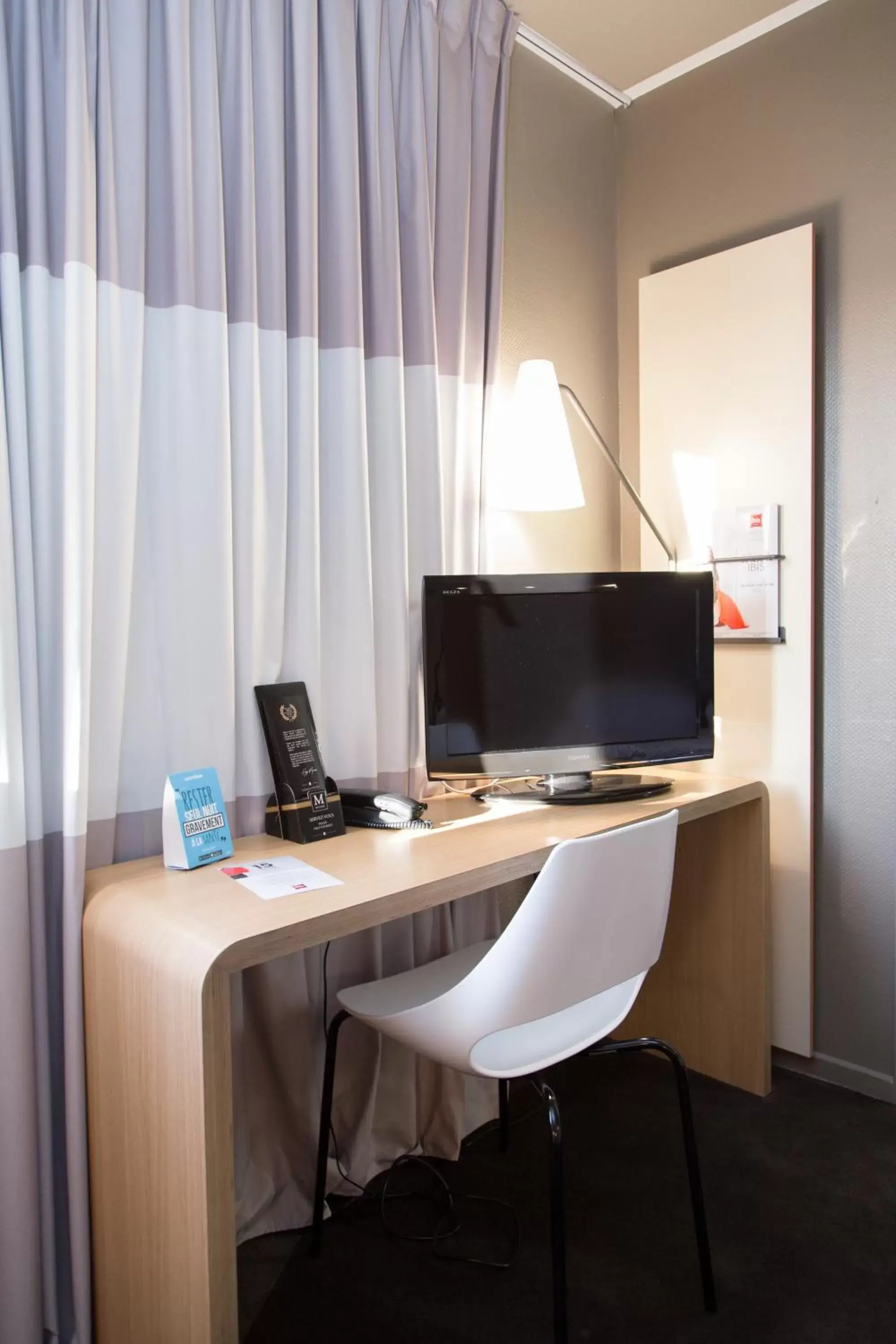Photo of the whole room, TV/Entertainment Center in Ibis Toulouse Purpan Aeroport