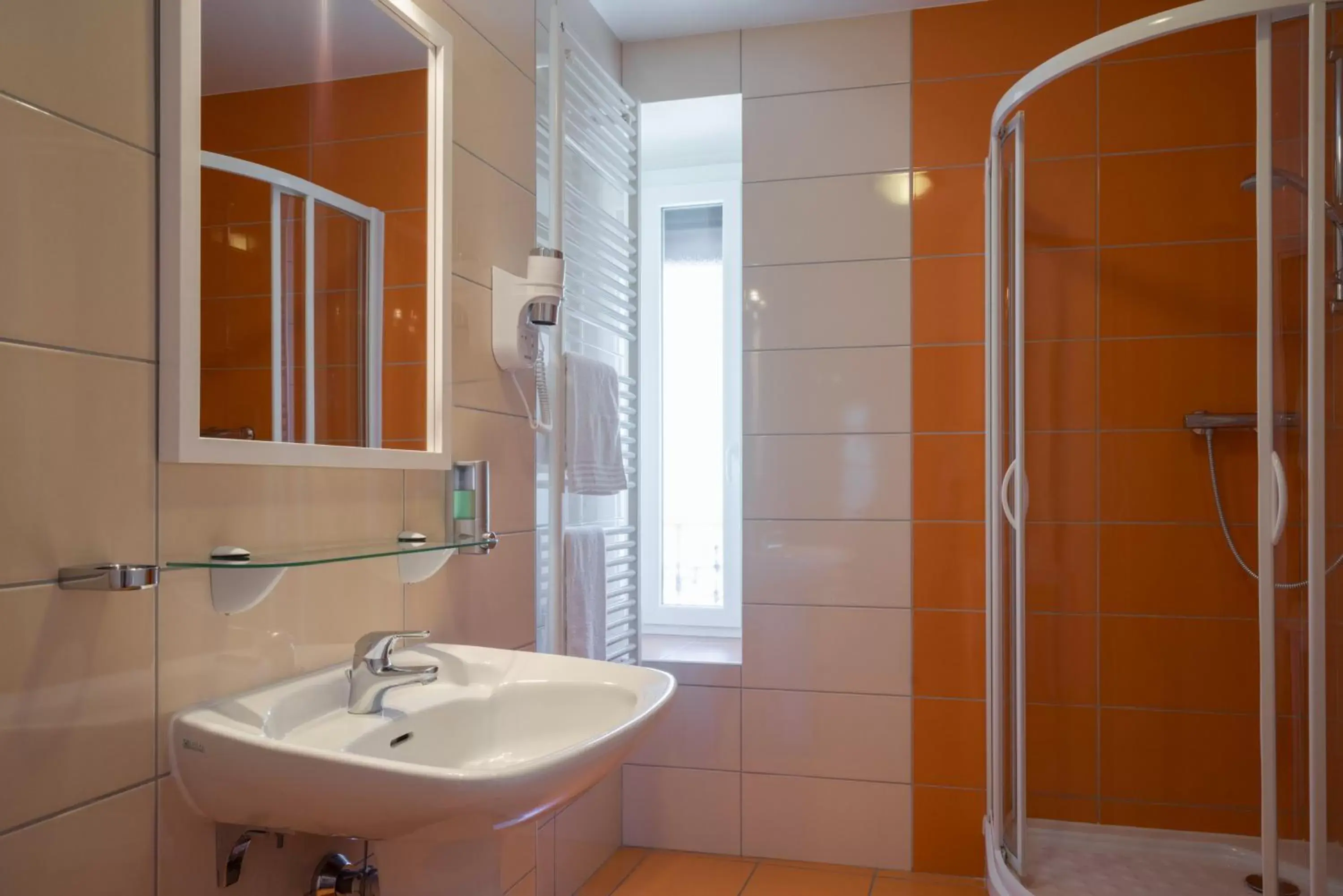 Bathroom in The Originals Boutique, Hôtel Terminus, Bourg-en-Bresse Gare (Qualys-Hotel)