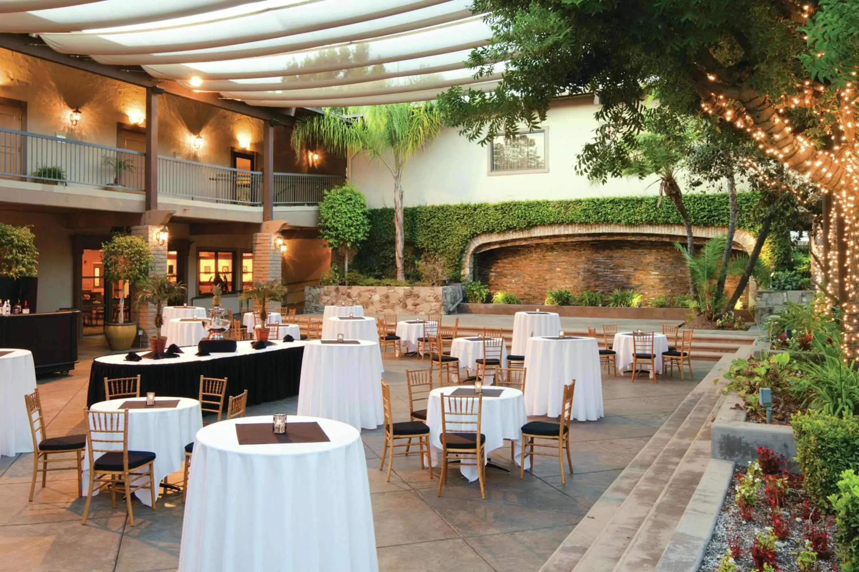 Inner courtyard view, Restaurant/Places to Eat in DoubleTree by Hilton Claremont