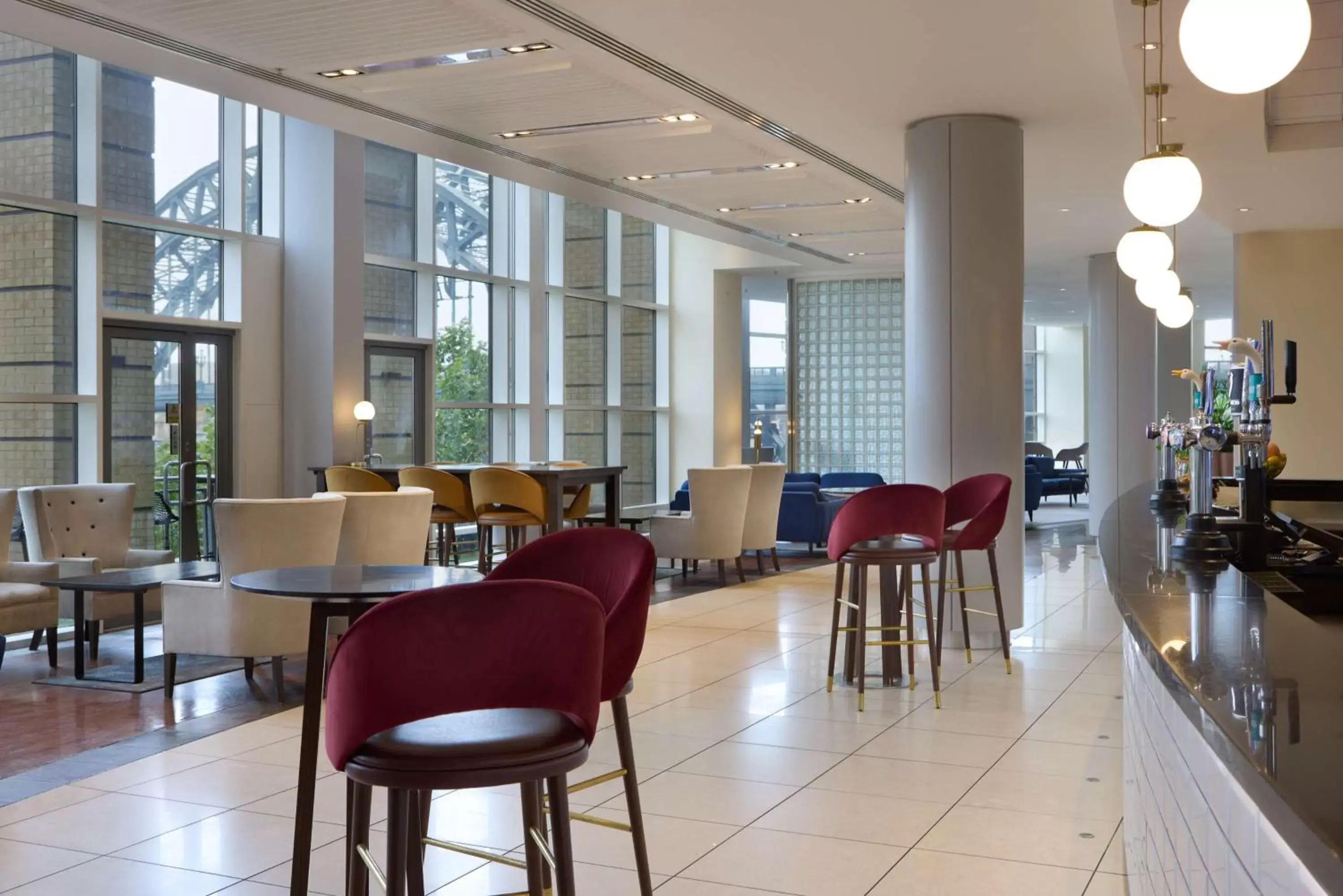 Lounge or bar, Restaurant/Places to Eat in Hilton Newcastle Gateshead