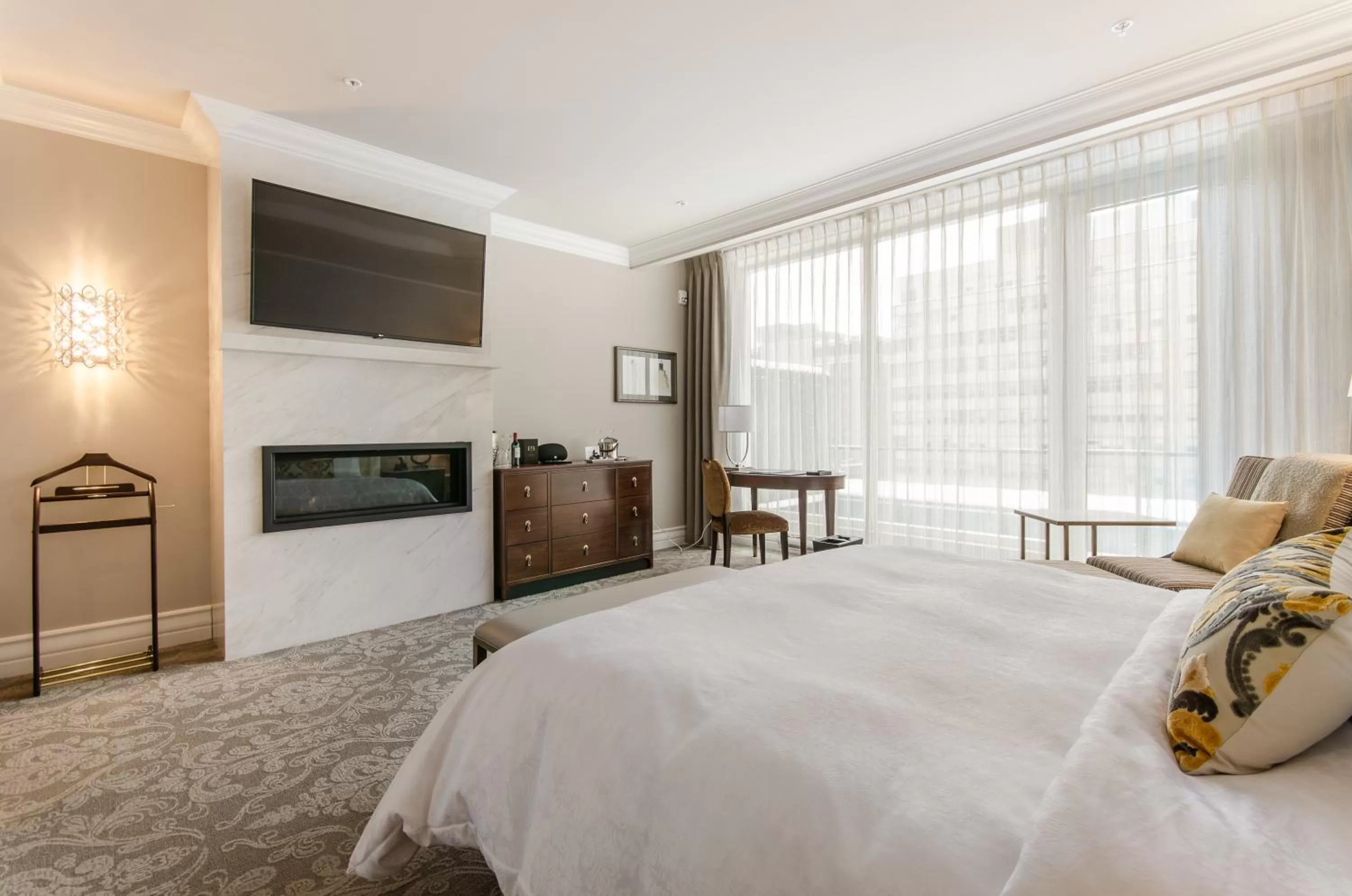 View (from property/room), Bed in Hôtel Birks Montréal