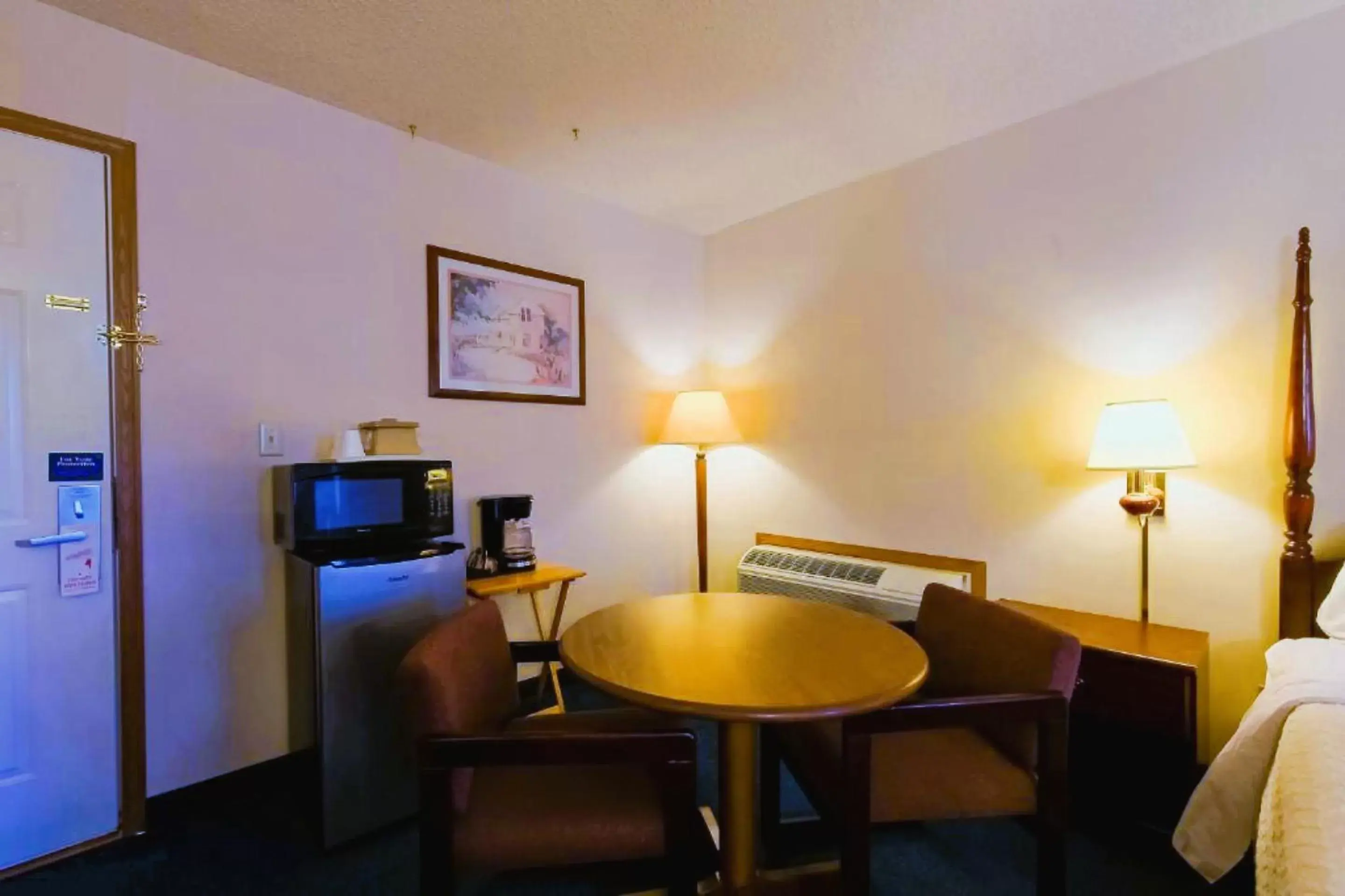 Coffee/tea facilities, TV/Entertainment Center in Hotel O Eureka Springs - Christ of Ozark Area