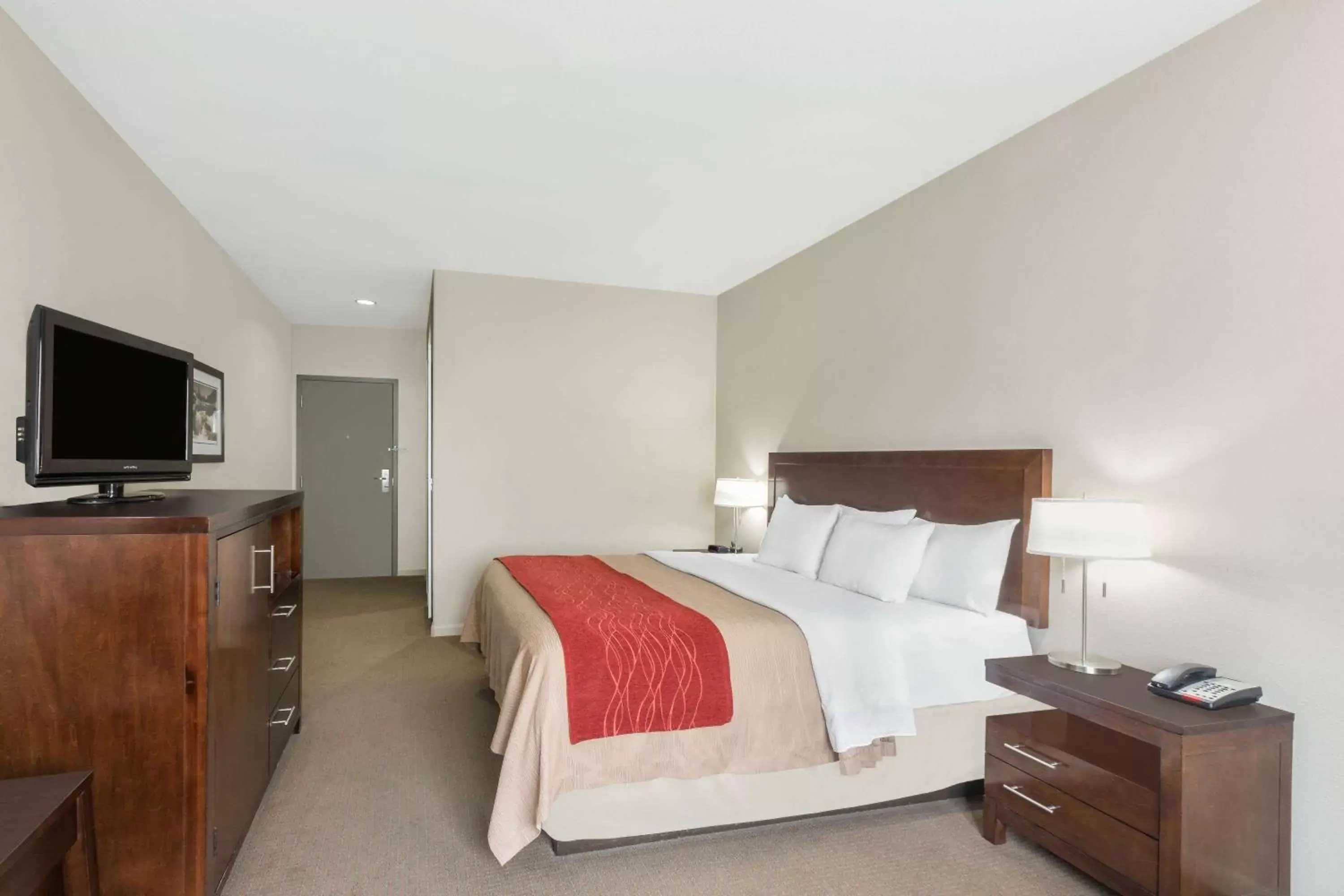 Photo of the whole room, Bed in Baymont by Wyndham Columbus