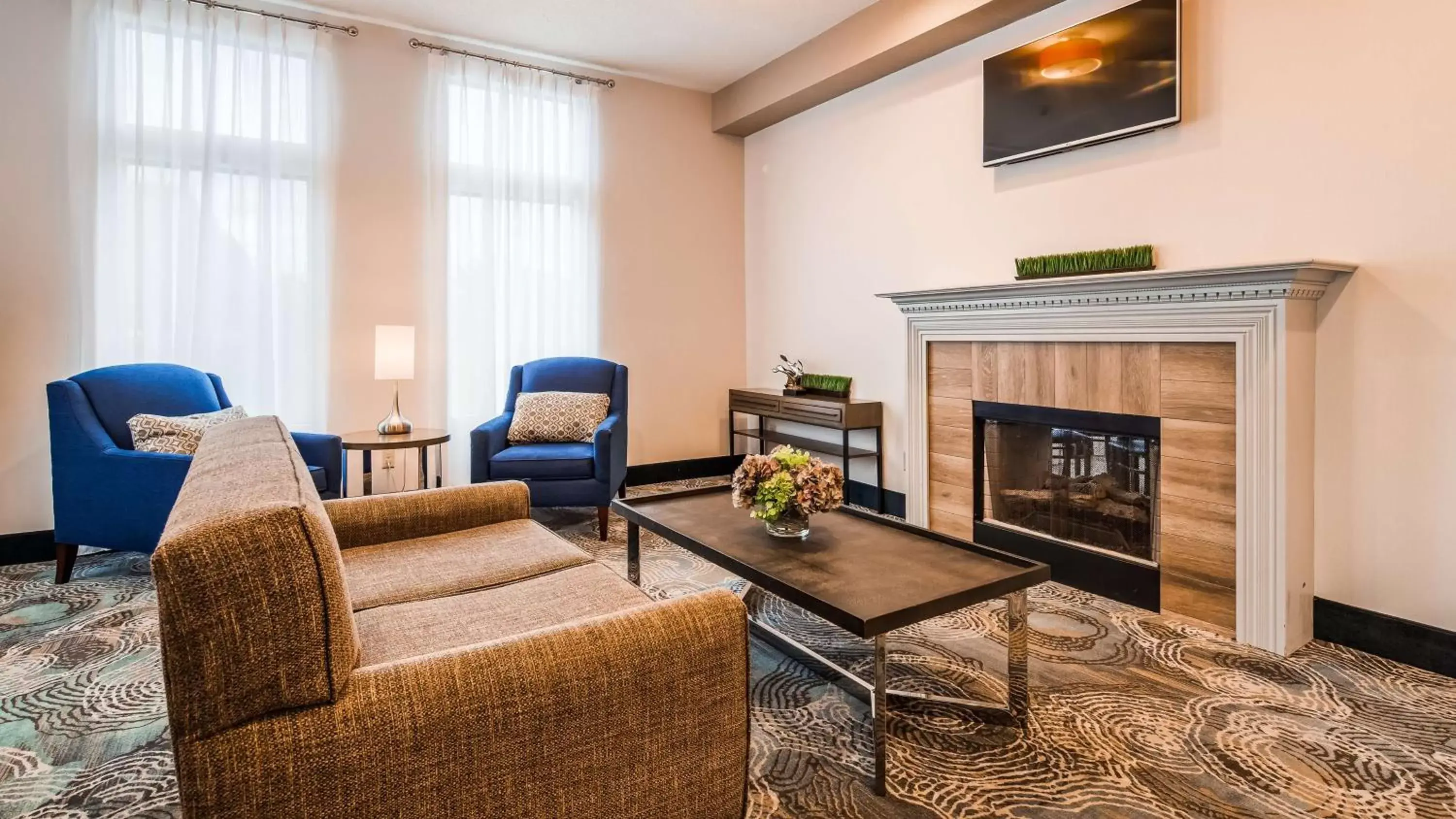 Lobby or reception, Seating Area in Best Western Plus Liverpool - Syracuse Inn & Suites