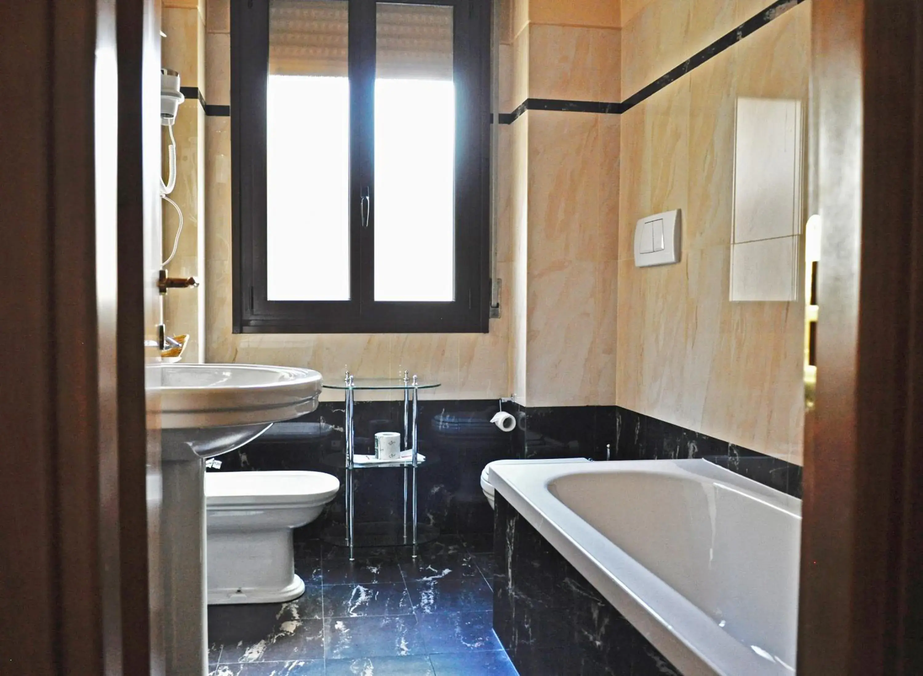 Hot Tub, Bathroom in Hotel San Guido