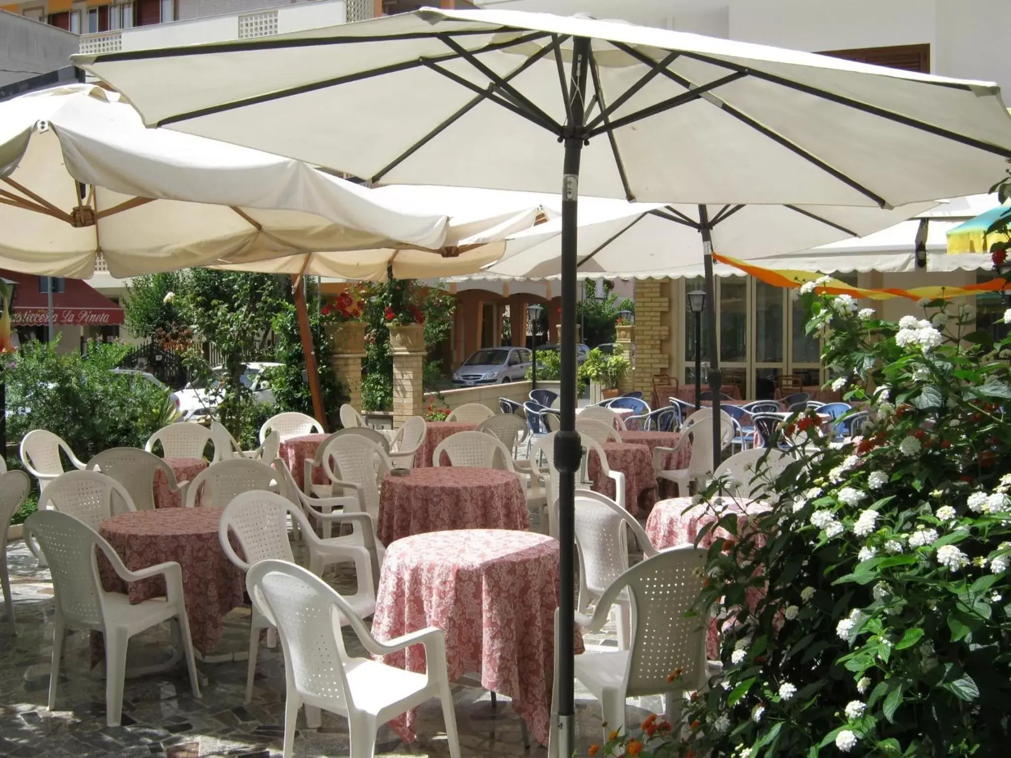 Patio, Restaurant/Places to Eat in B&B - Hotel Blurelda